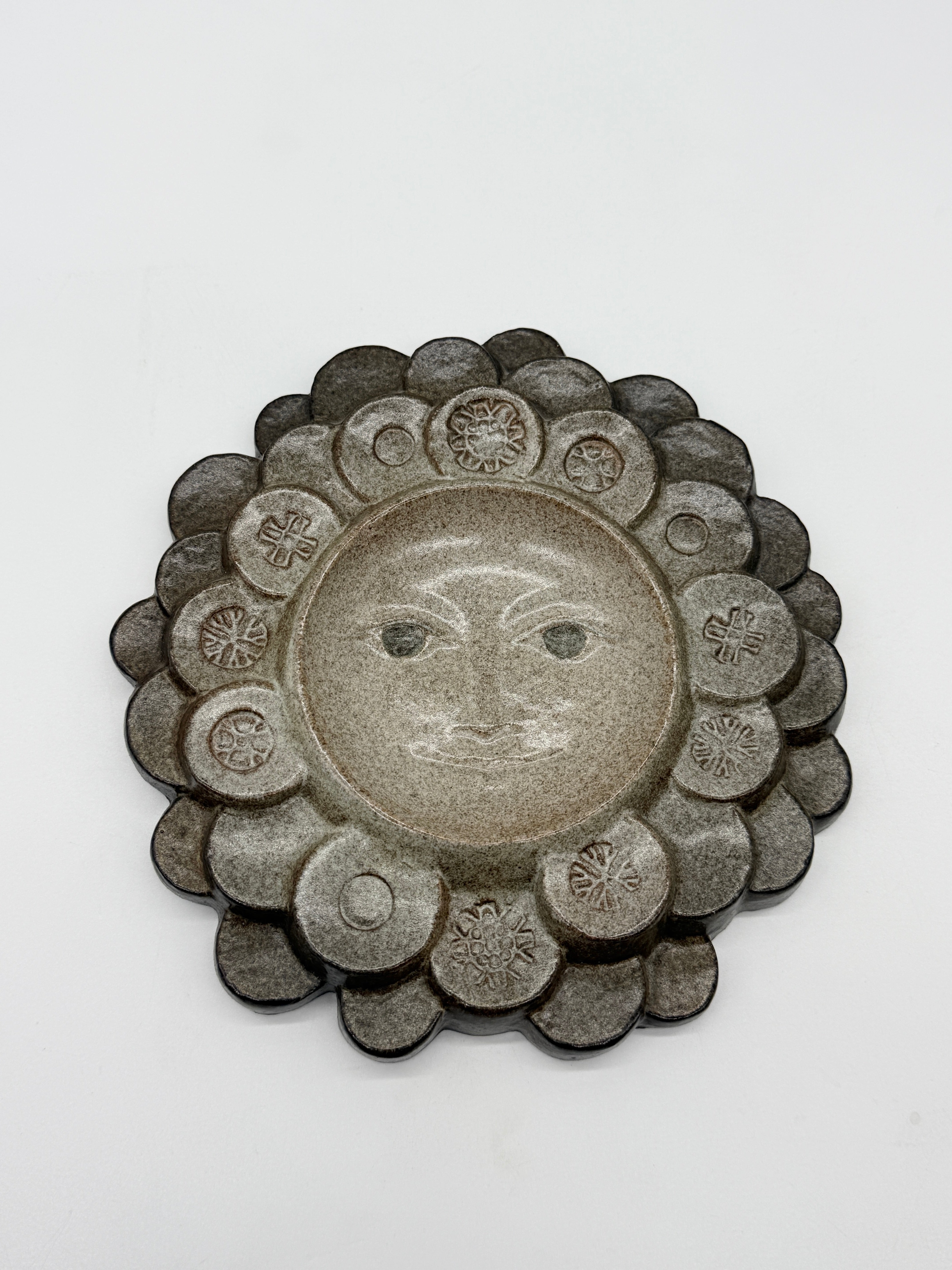 CÉRAMIQUE MURALE « VISAGE SOLAIRE » — SIGNÉE, CIRCA 1970