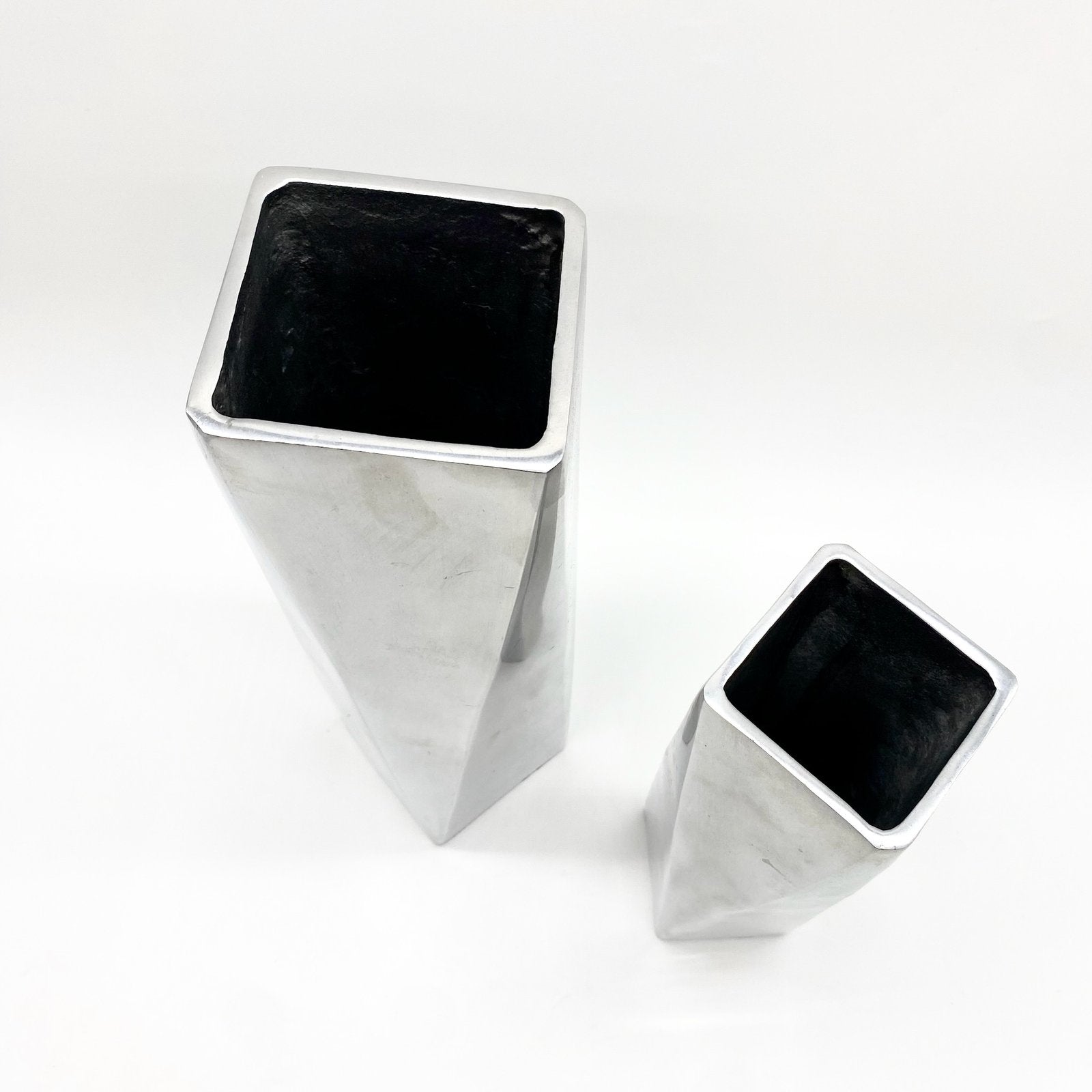 PAIRE DE VASES MODERNISTES / FONTE D’ALUMINIUM – 1970s