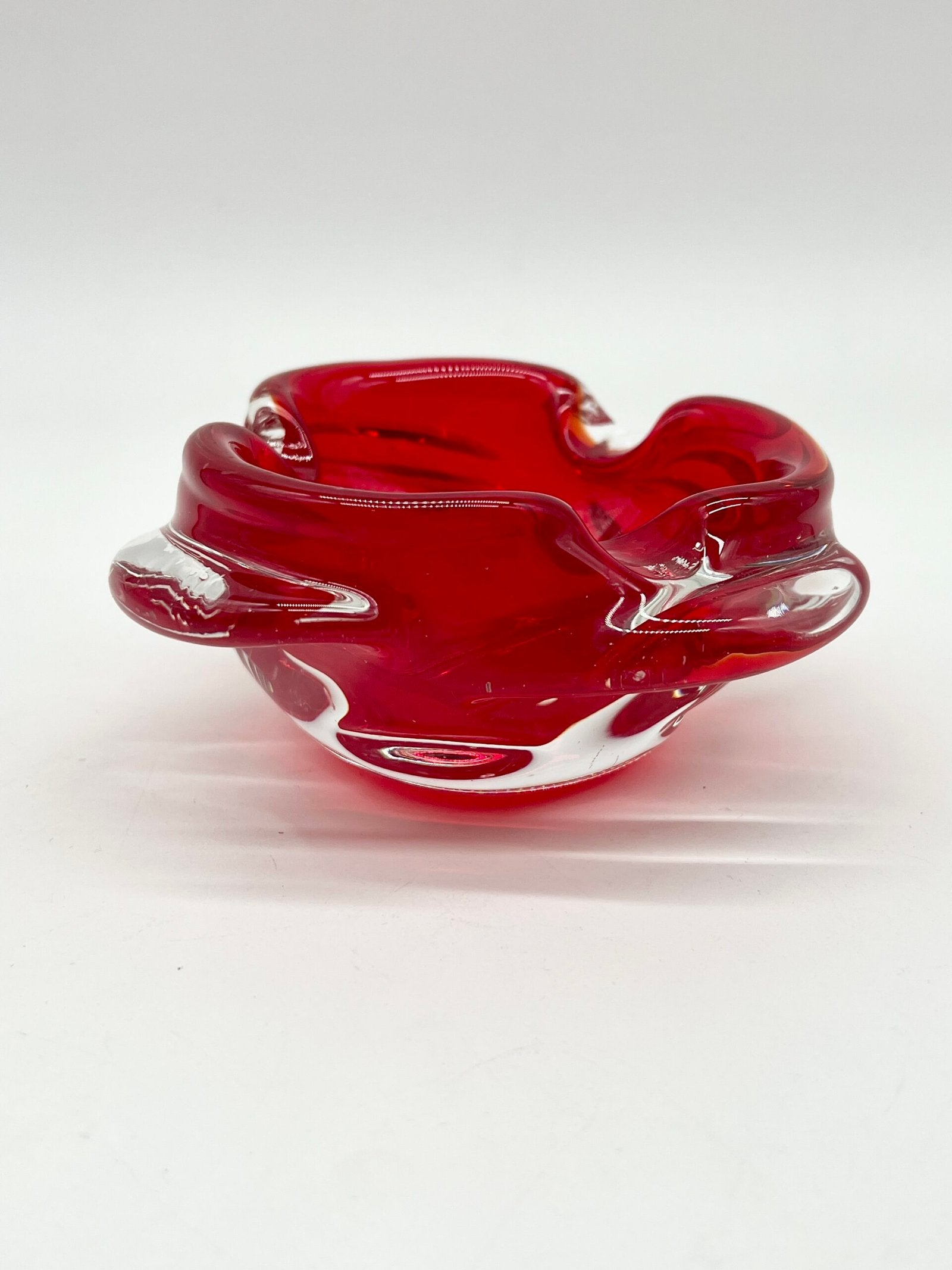 CENDRIER VINTAGE EN VERRE SCULPTÉ SPIRALE — ANNÉES 1970