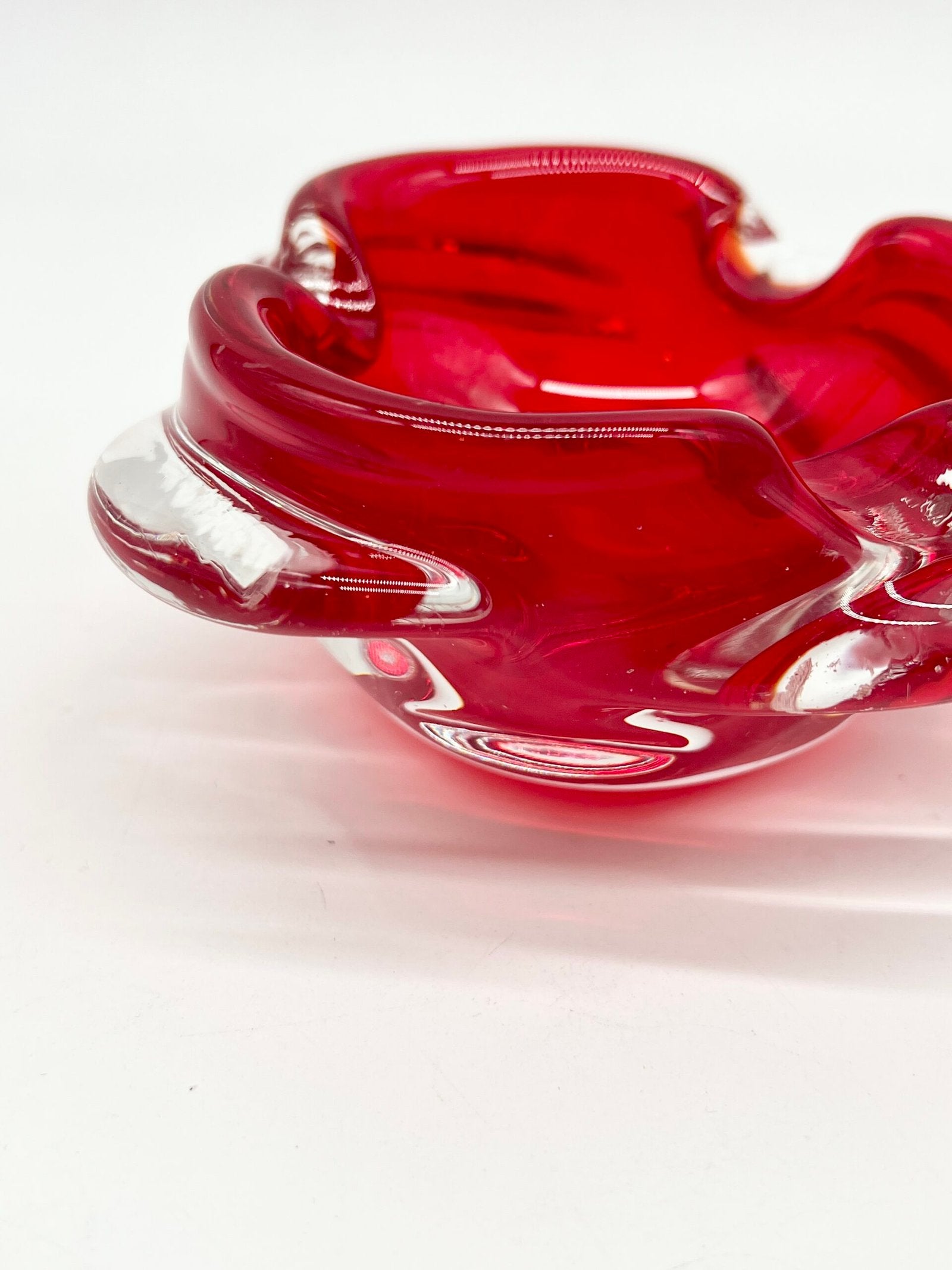 CENDRIER VINTAGE EN VERRE SCULPTÉ SPIRALE — ANNÉES 1970