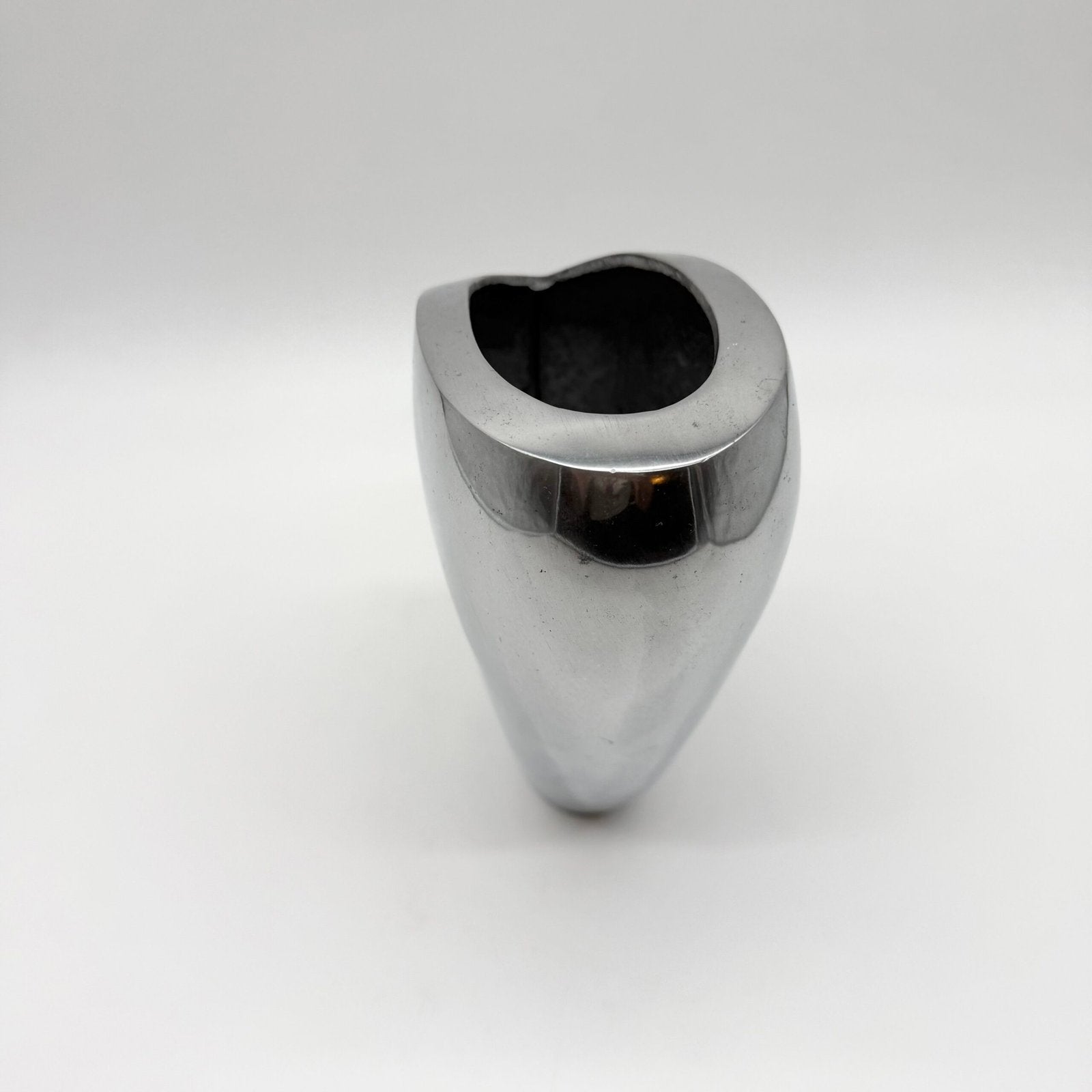 VASE SCULPTURAL / FONTE D’ALU POLI – 1980s