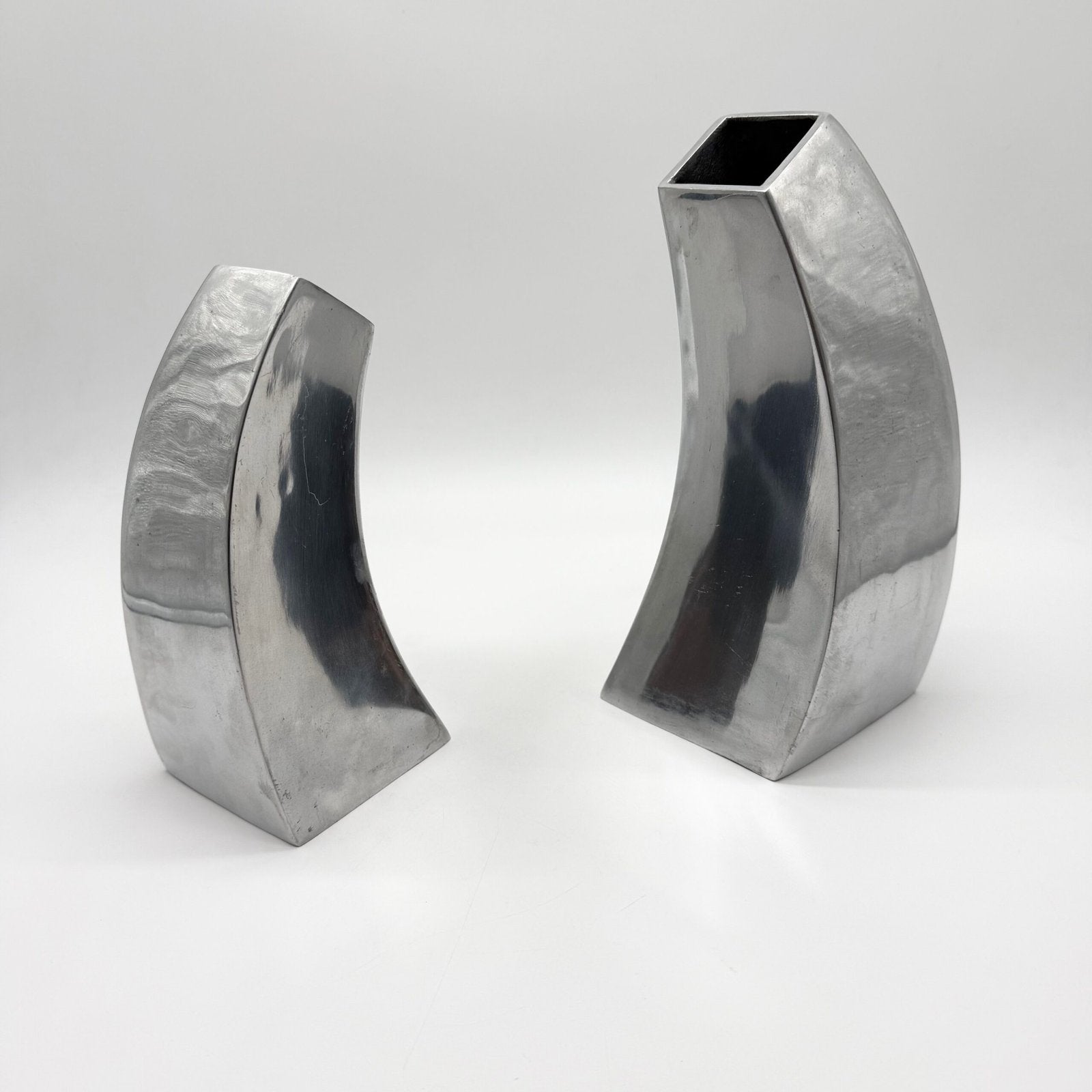 PAIRE DE VASES "SPACE AGE" EN FONTE D’ALU – 1980s