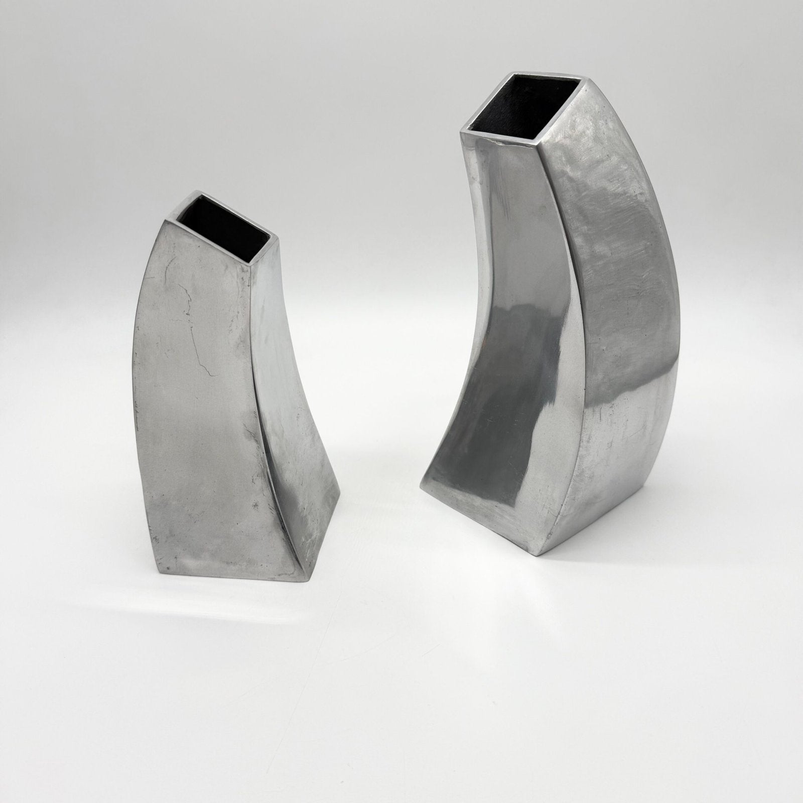 PAIRE DE VASES "SPACE AGE" EN FONTE D’ALU – 1980s