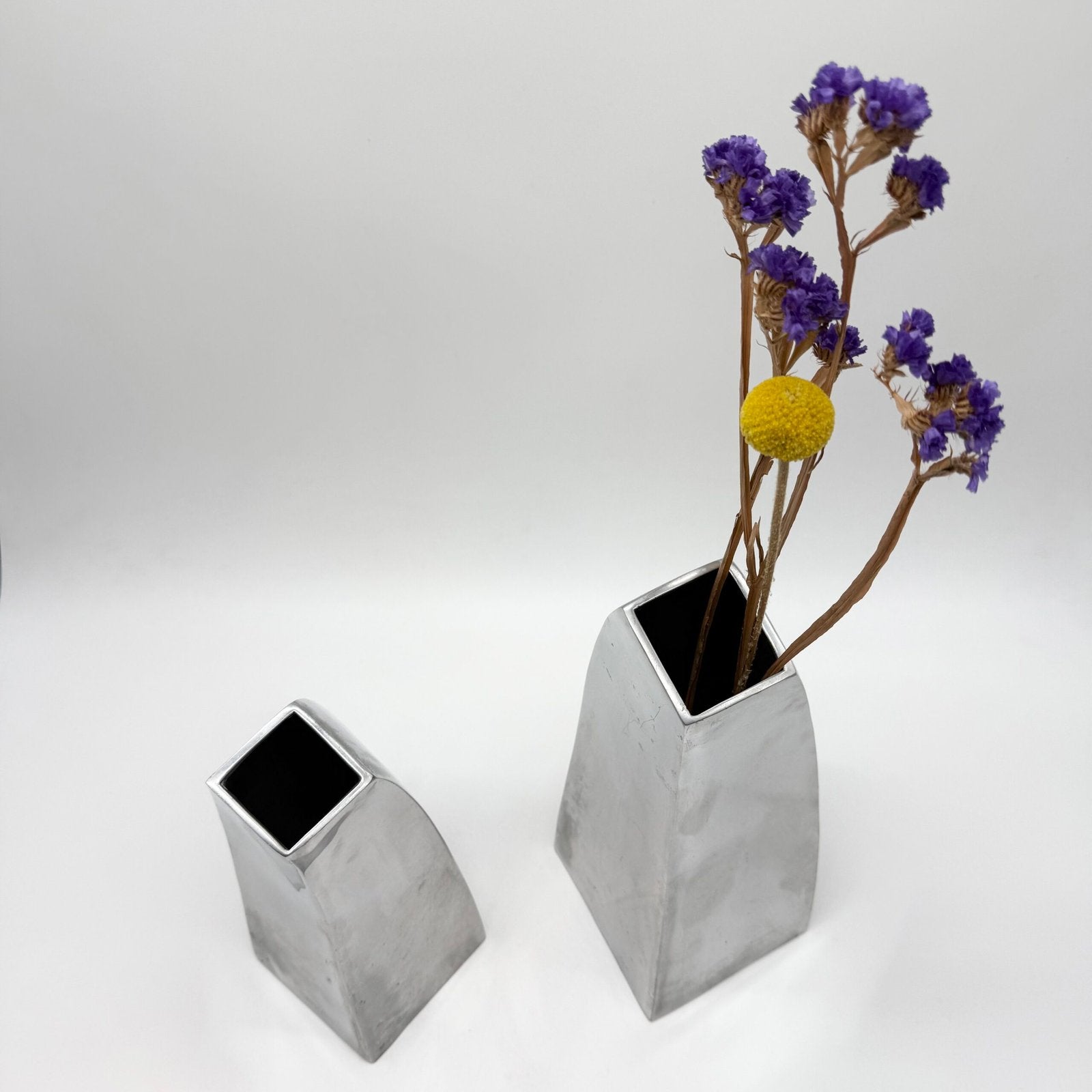 PAIRE DE VASES "SPACE AGE" EN FONTE D’ALU – 1980s