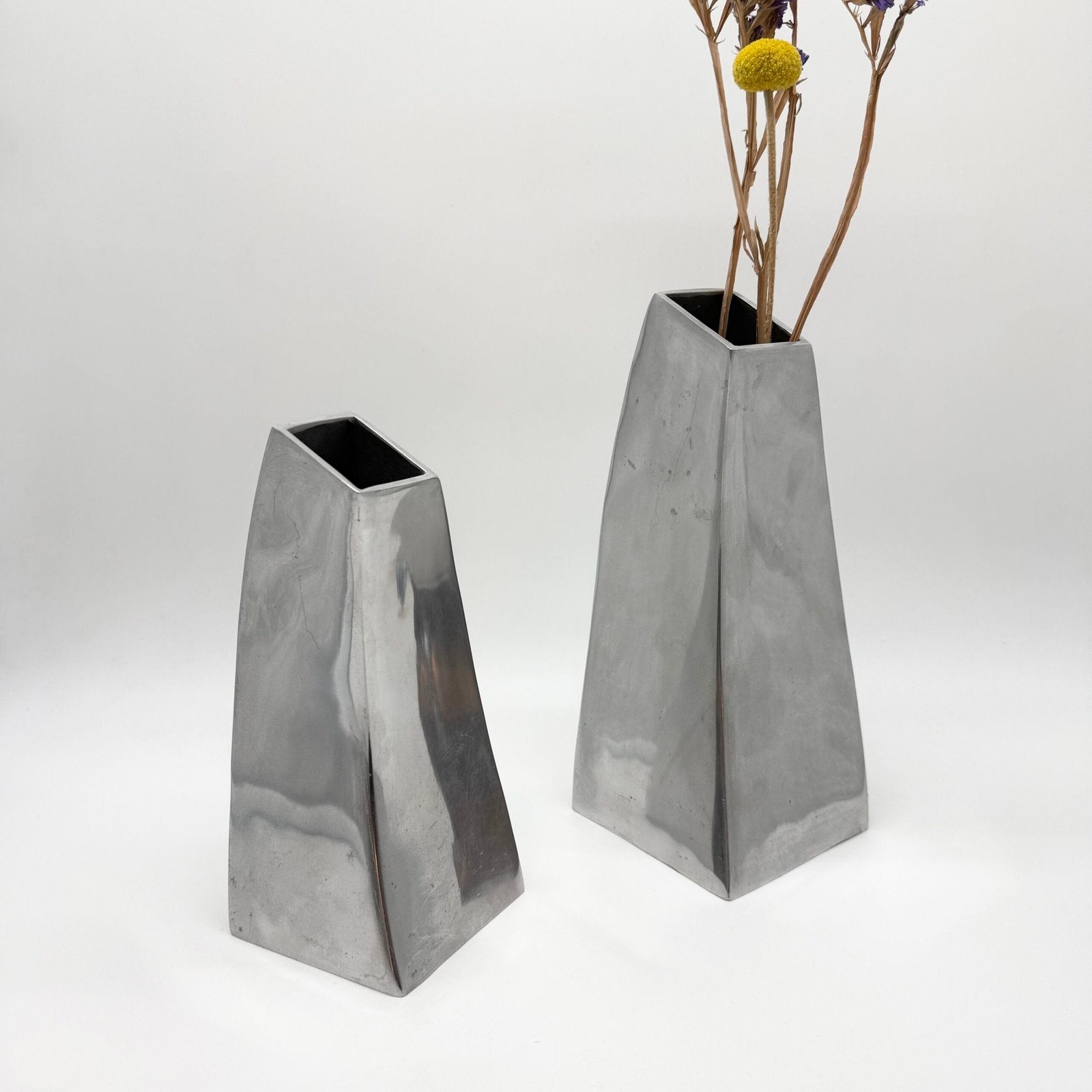 PAIRE DE VASES "SPACE AGE" EN FONTE D’ALU – 1980s