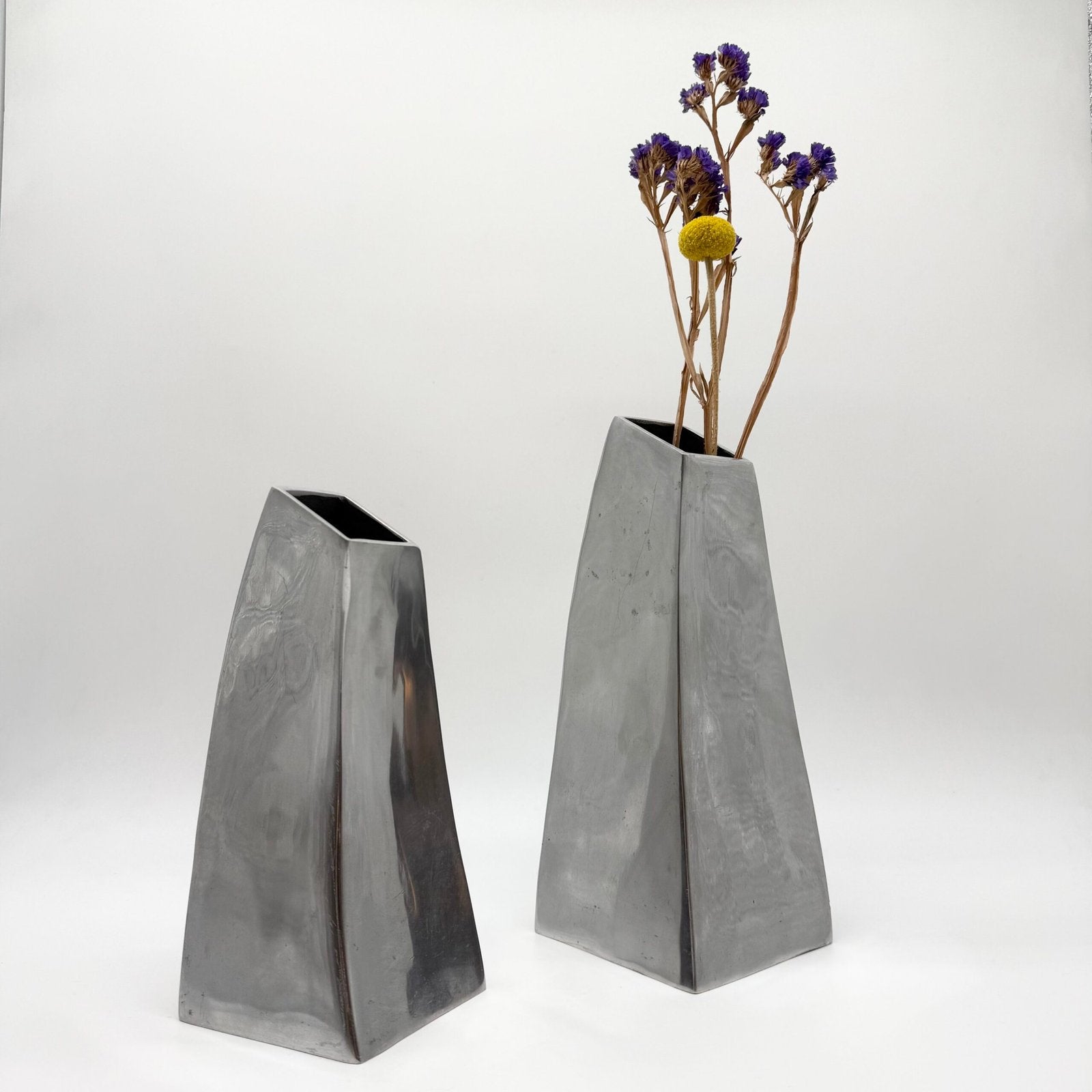 PAIRE DE VASES "SPACE AGE" EN FONTE D’ALU – 1980s