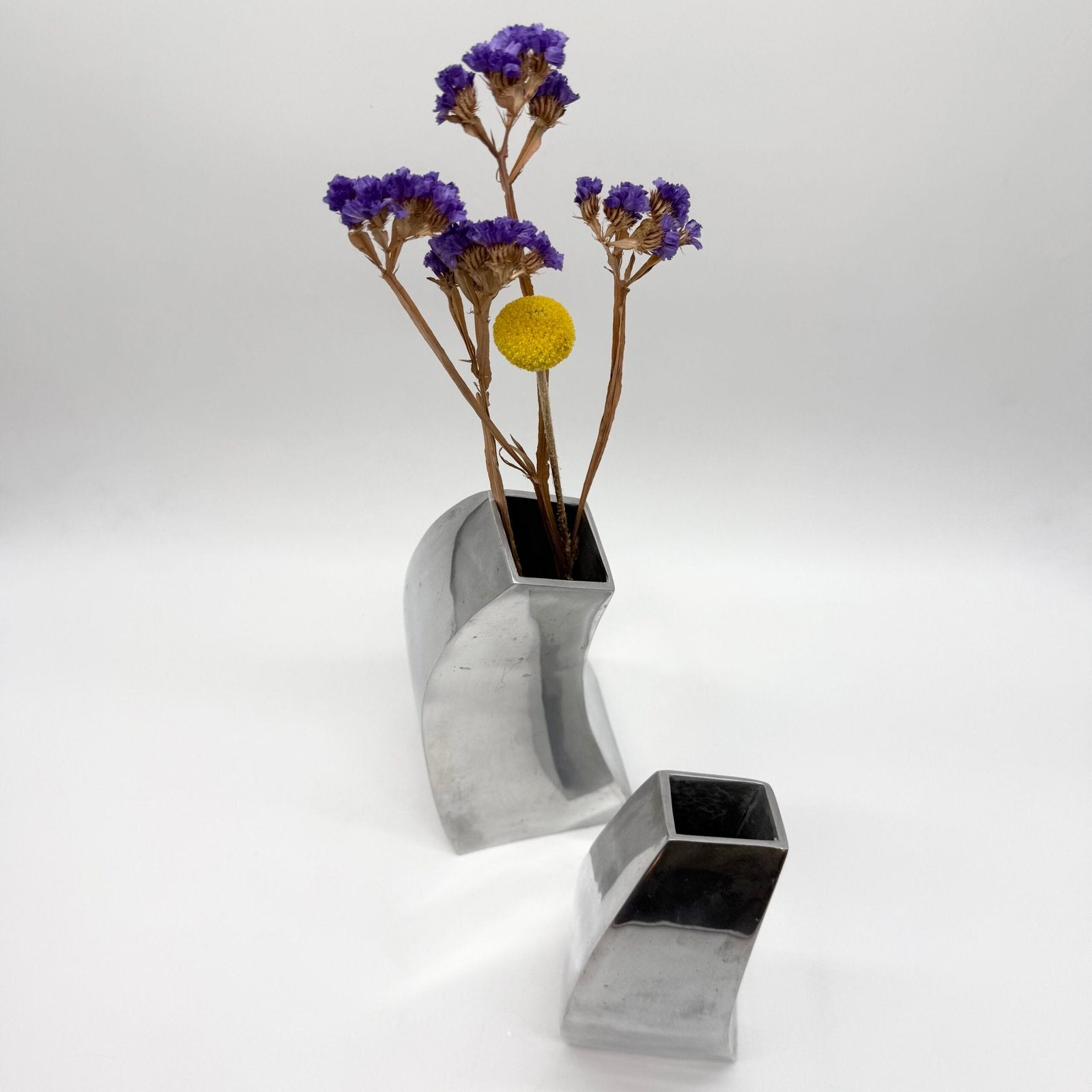PAIRE DE VASES "SPACE AGE" EN FONTE D’ALU – 1980s