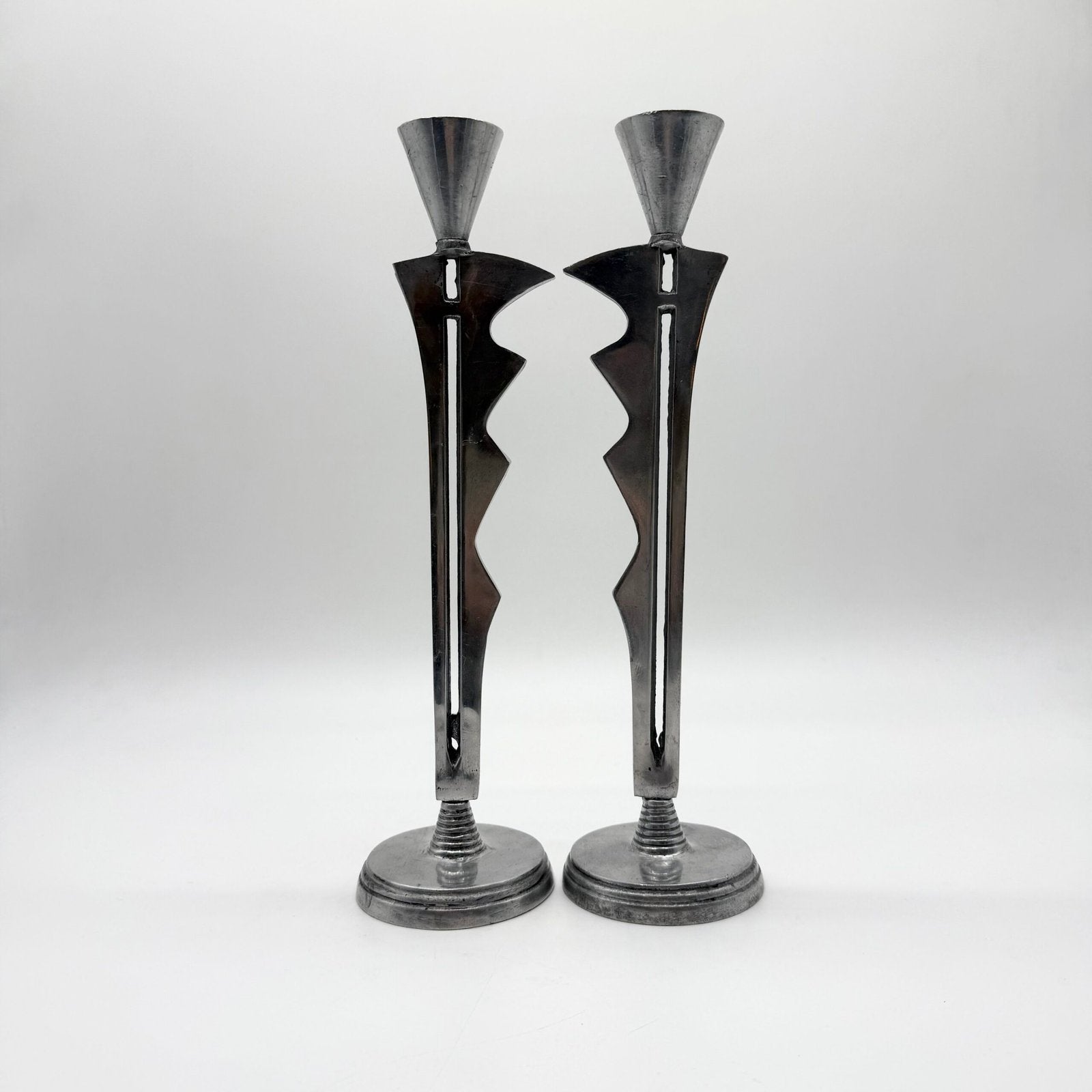 PAIRE DE CHANDELIERS "MODERNISTE" – , 1980s
