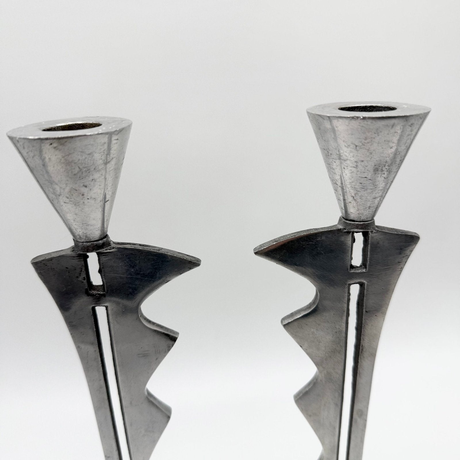 PAIRE DE CHANDELIERS "MODERNISTE" – , 1980s