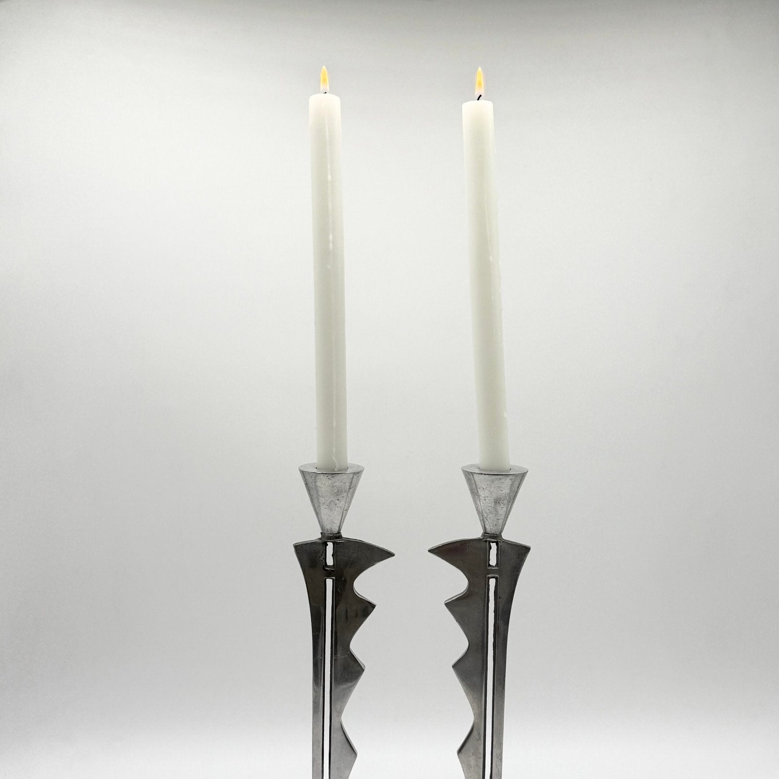 PAIRE DE CHANDELIERS "MODERNISTE" – , 1980s
