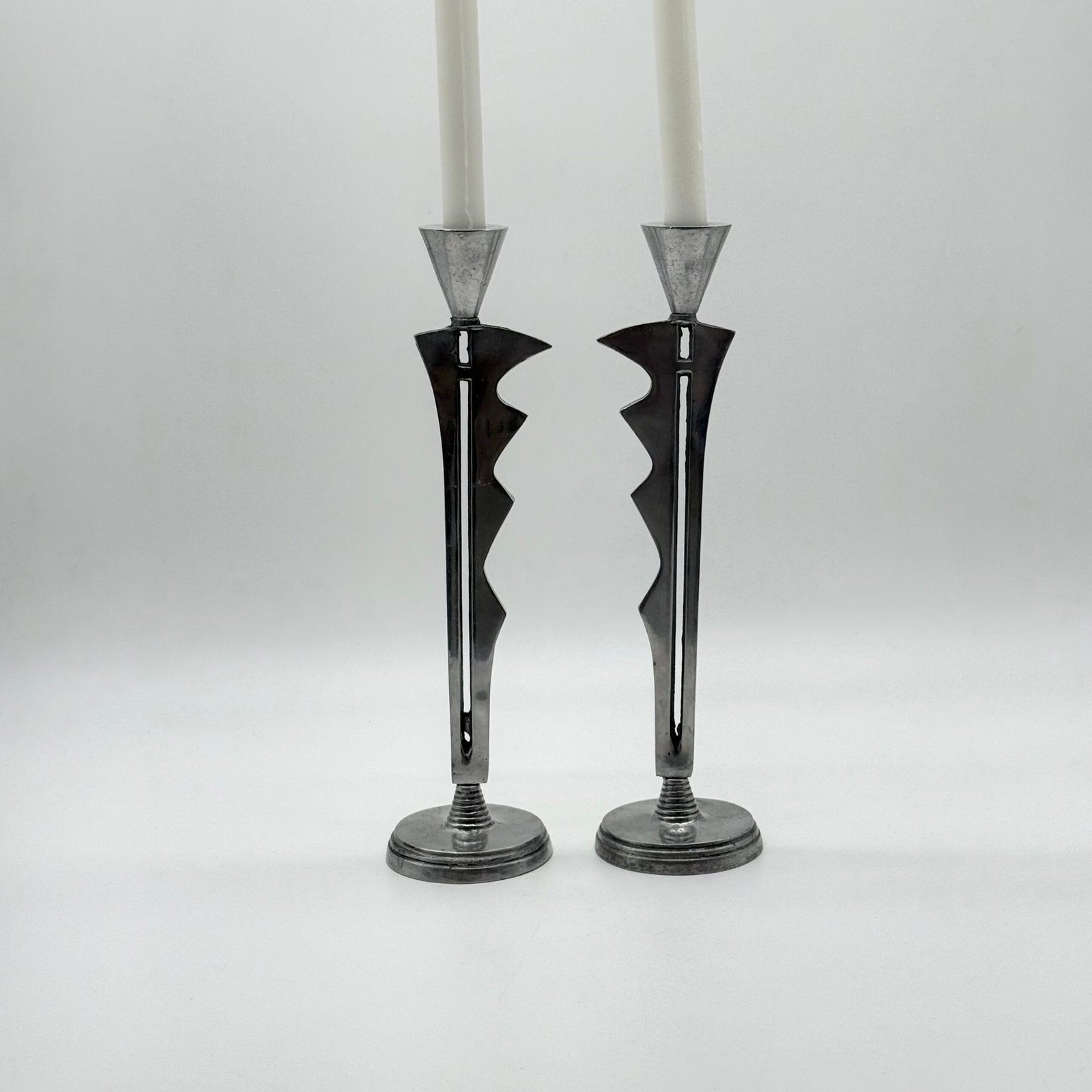 PAIRE DE CHANDELIERS "MODERNISTE" – , 1980s
