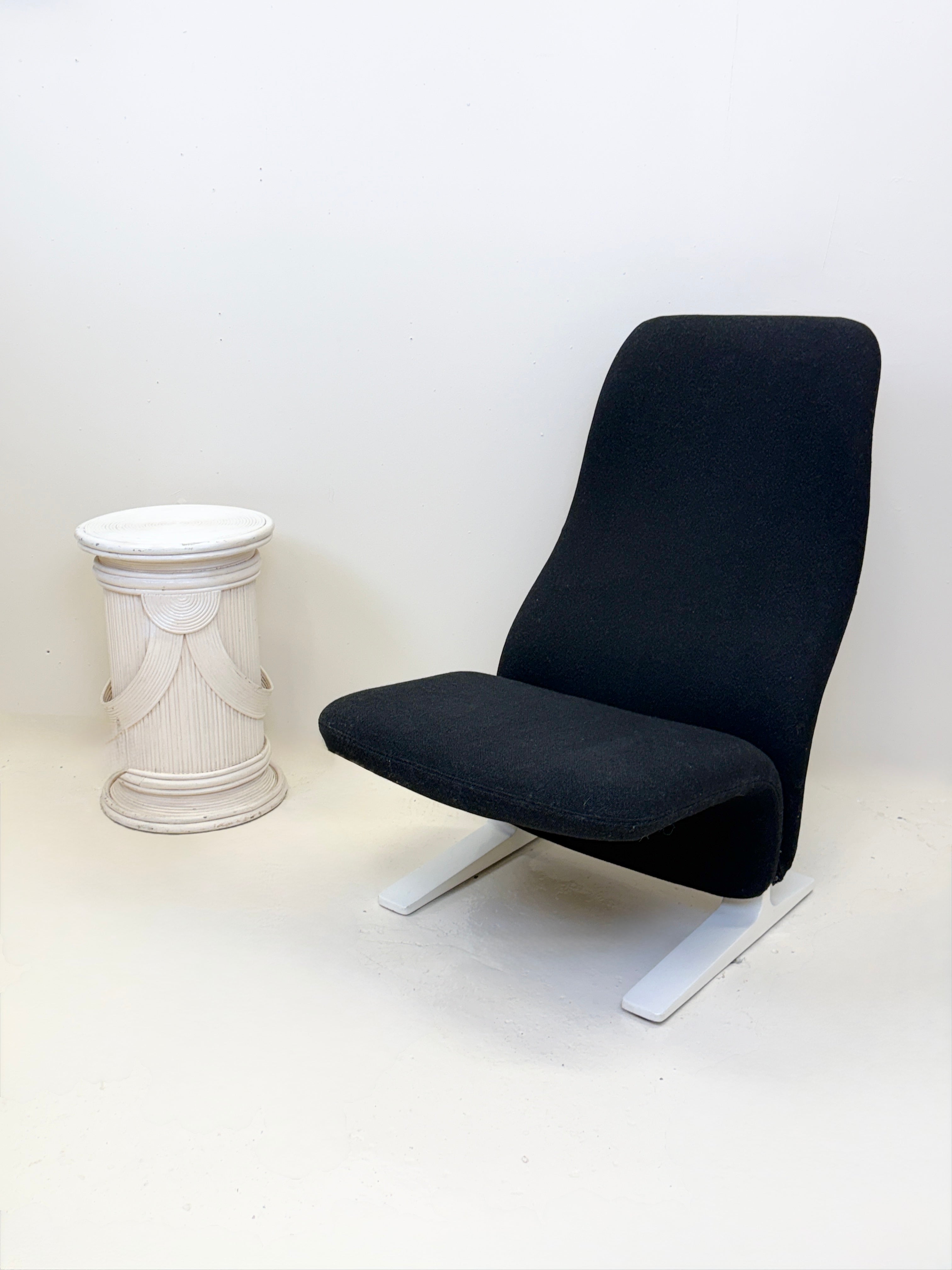 FAUTEUIL "CONCORDE" NOIR PAR PIERRE PAULIN, 1960s