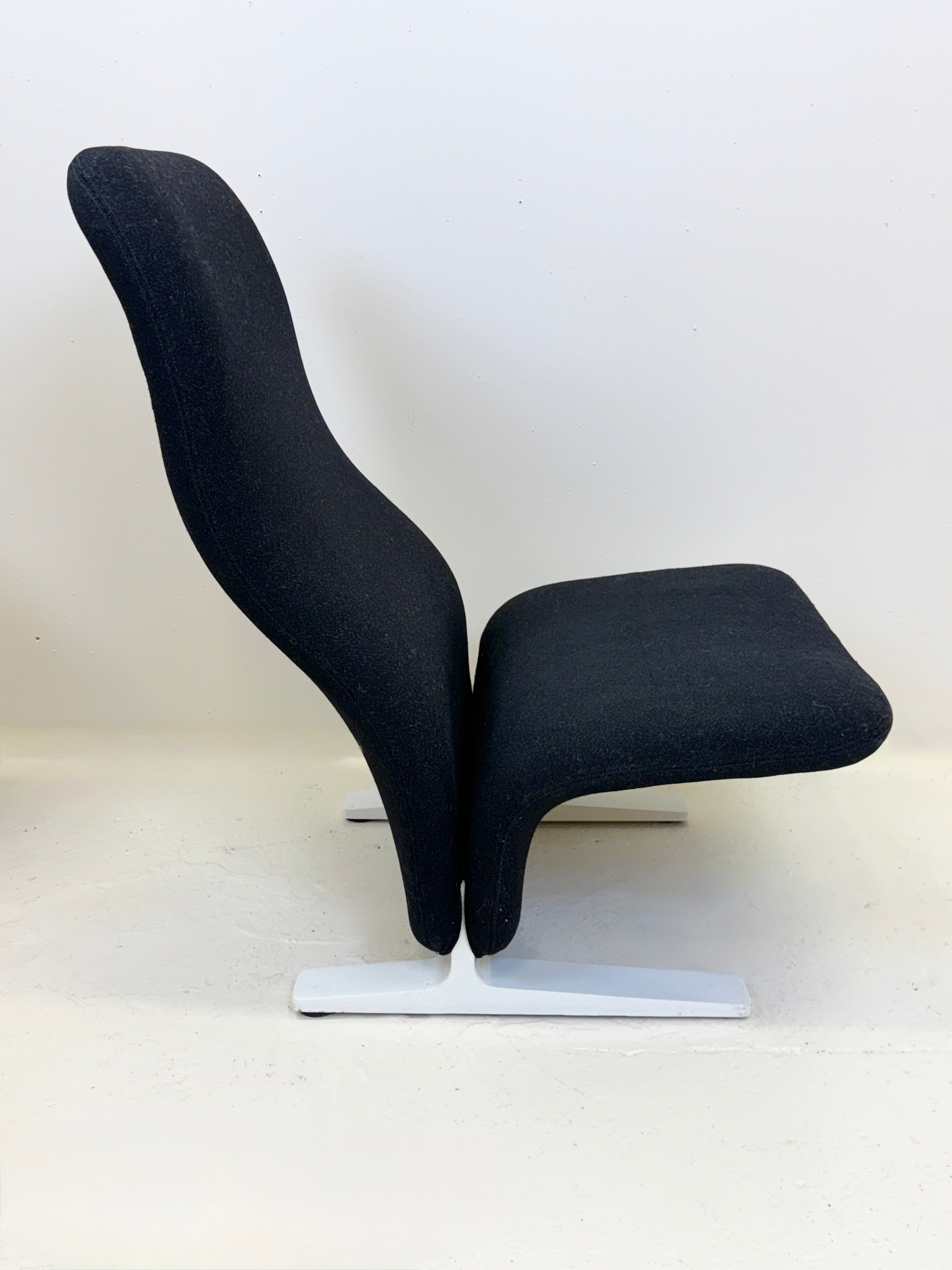 FAUTEUIL "CONCORDE" NOIR PAR PIERRE PAULIN, 1960s
