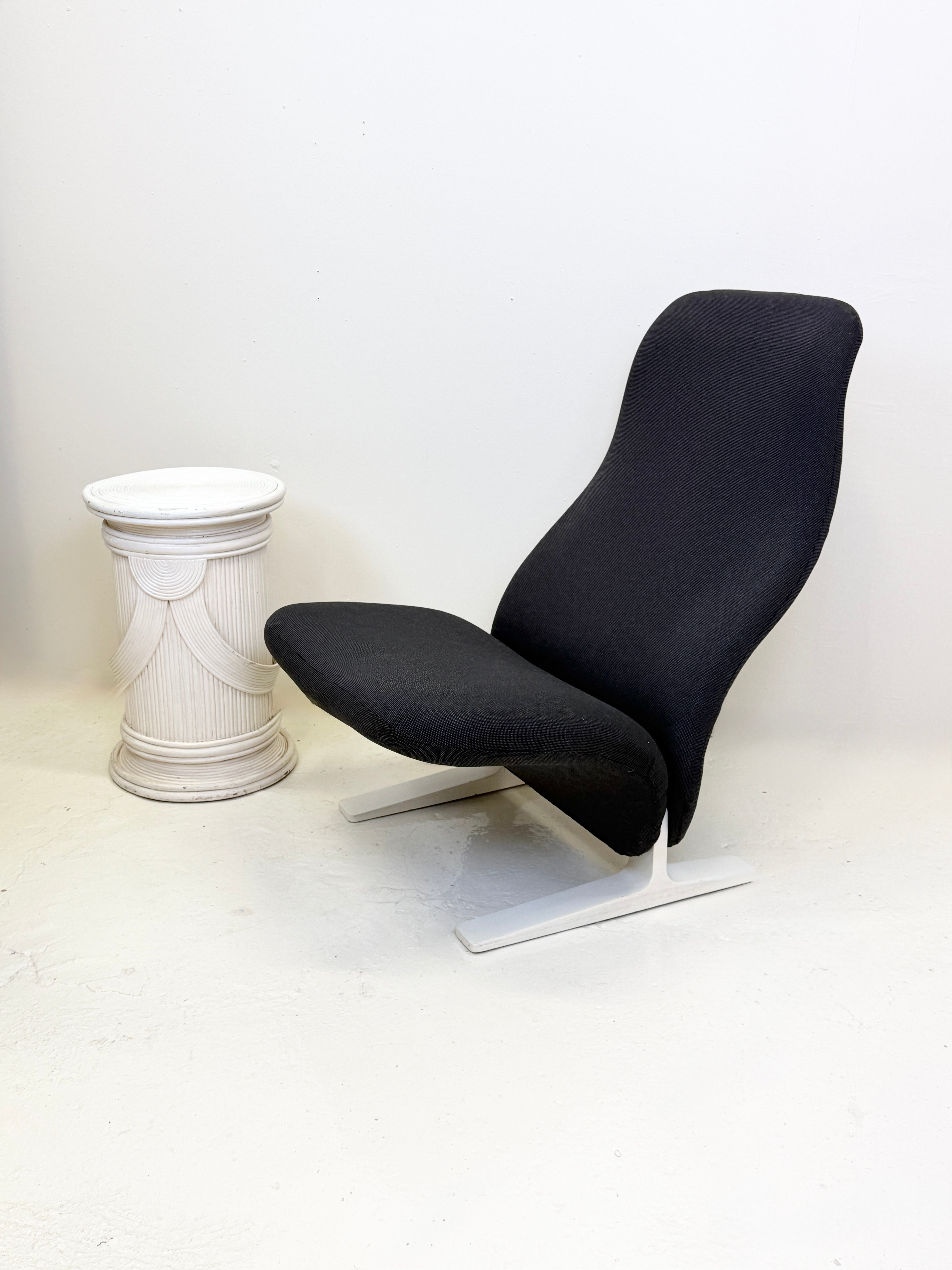 FAUTEUIL "CONCORDE" BLEU MARINE PAR PIERRE PAULIN, 1960s