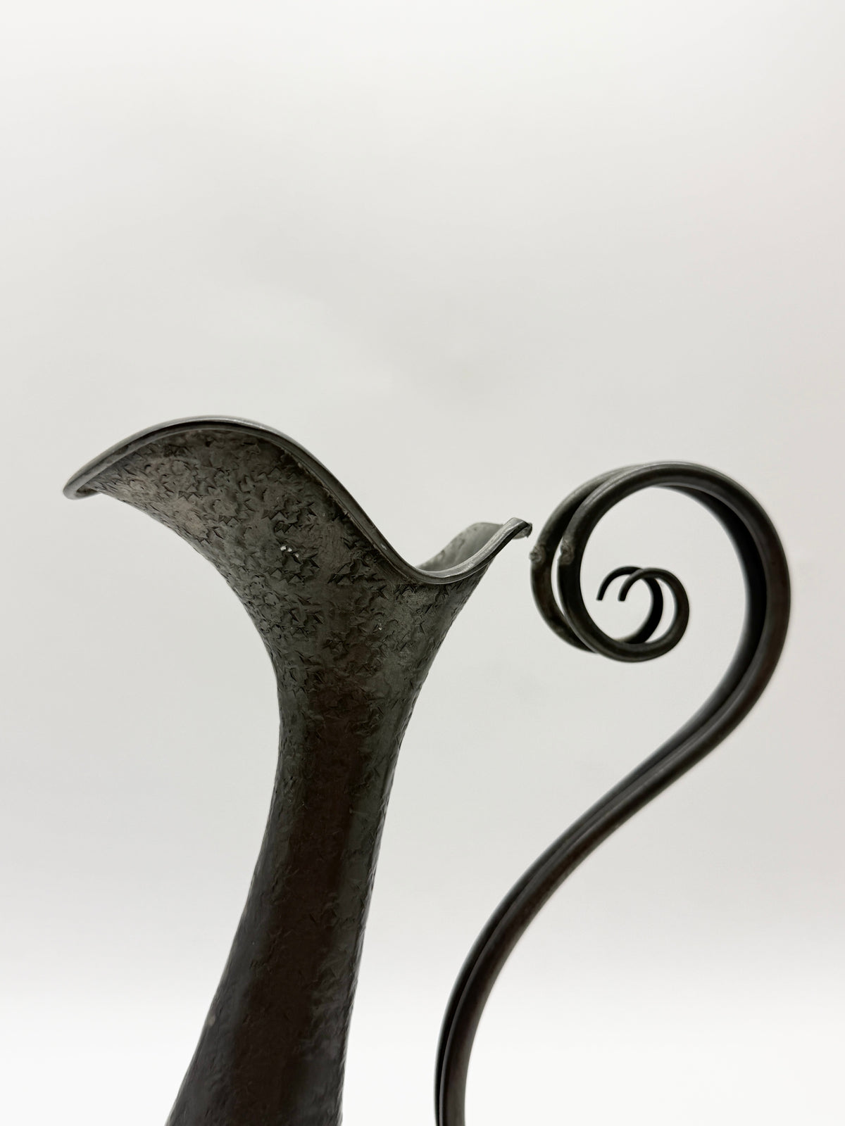 Aiguière en étain martelé – San Nazaro Peltro, Italie 1960s