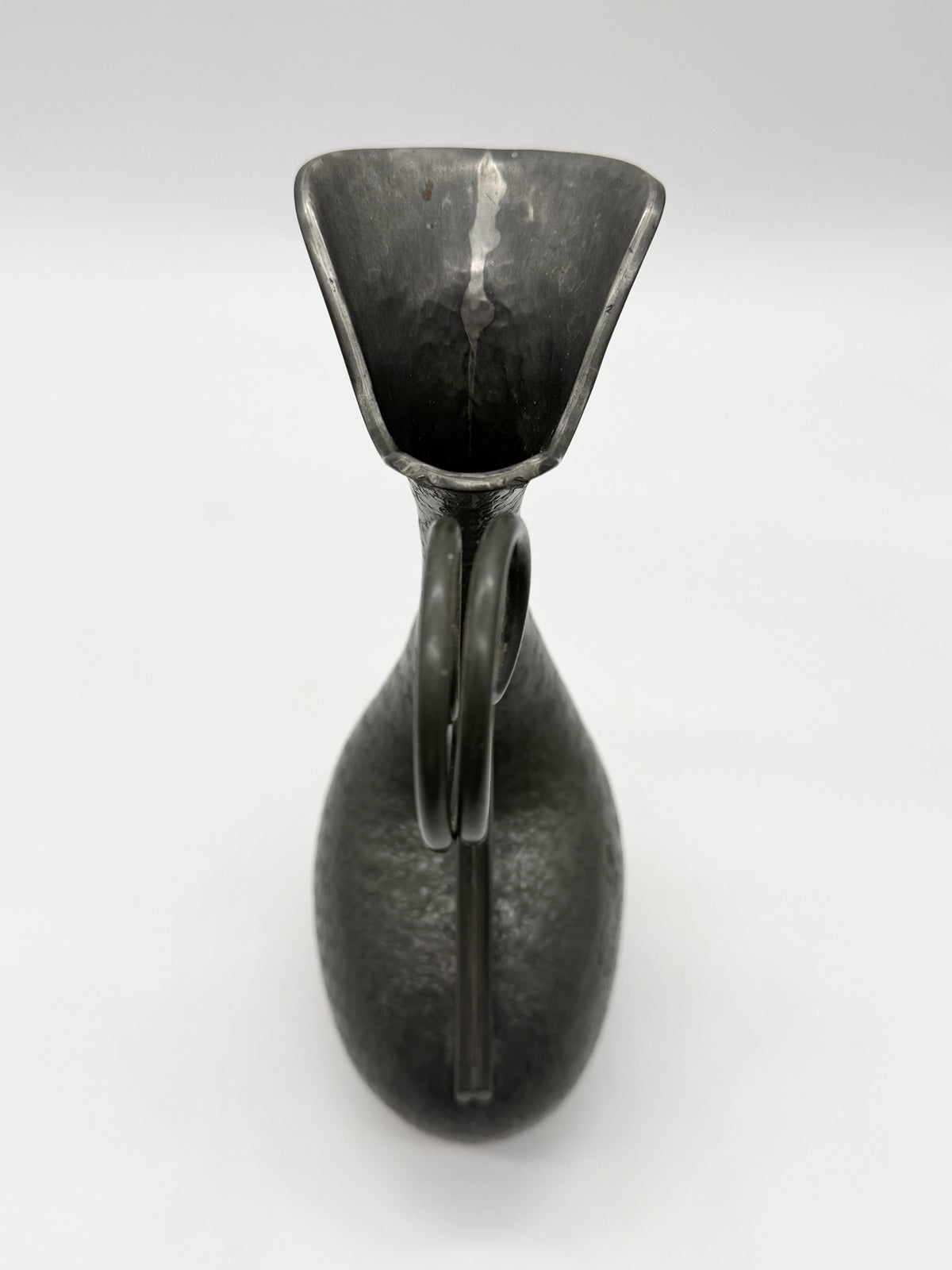 Aiguière en étain martelé – San Nazaro Peltro, Italie 1960s