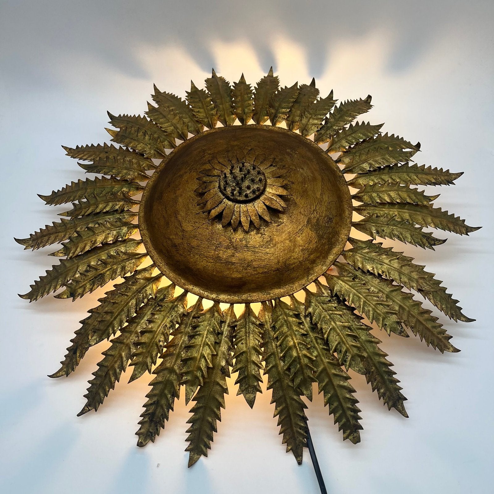 GRANDE APPLIQUE MURALE « SOL » FER FORGÉ DORÉ – SPAIN, 1950s
