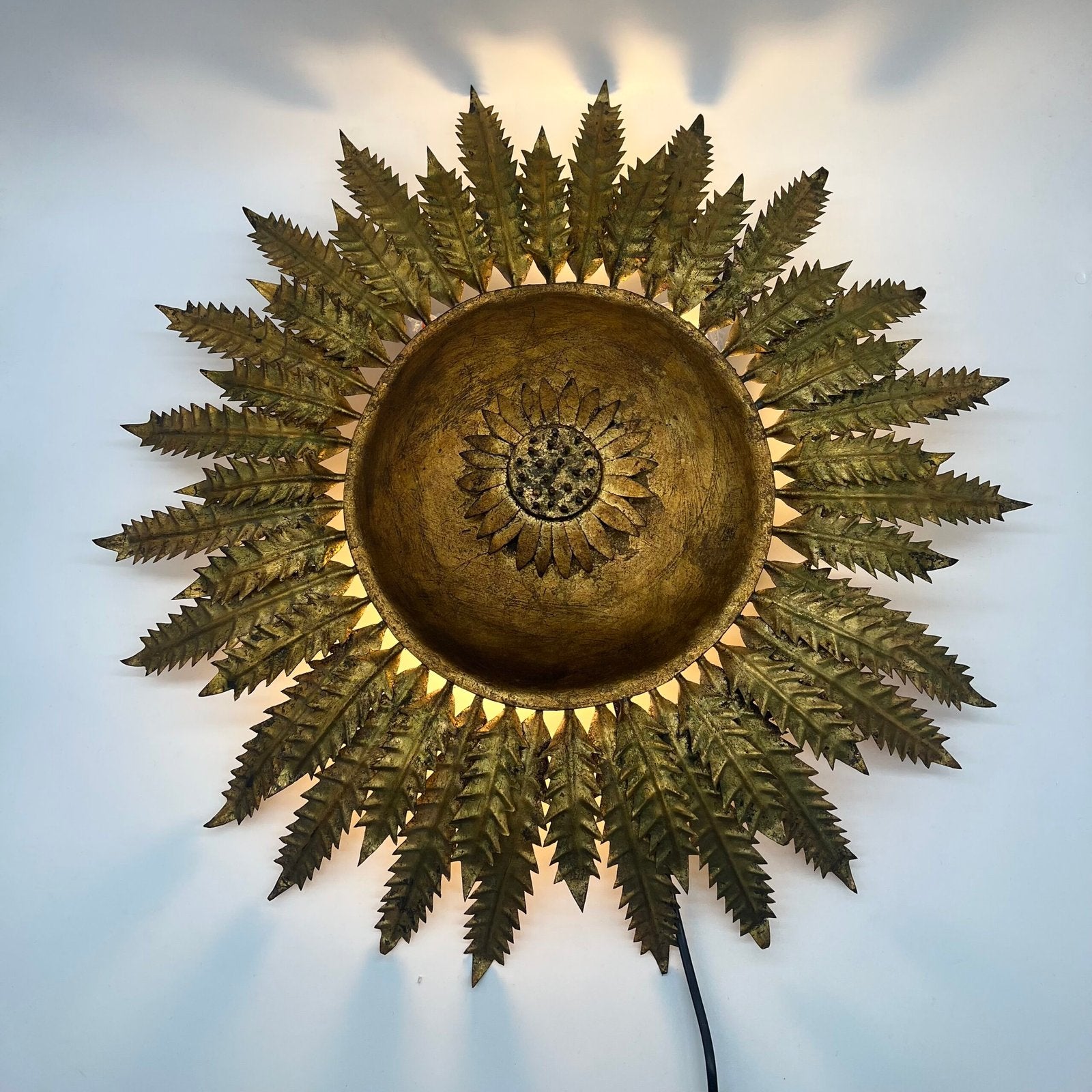 GRANDE APPLIQUE MURALE « SOL » FER FORGÉ DORÉ – SPAIN, 1950s
