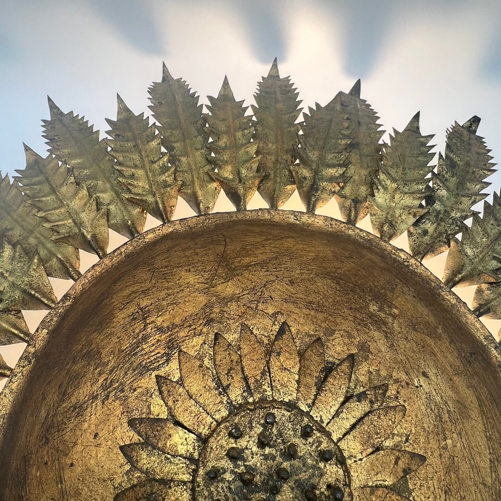 GRANDE APPLIQUE MURALE « SOL » FER FORGÉ DORÉ – SPAIN, 1950s