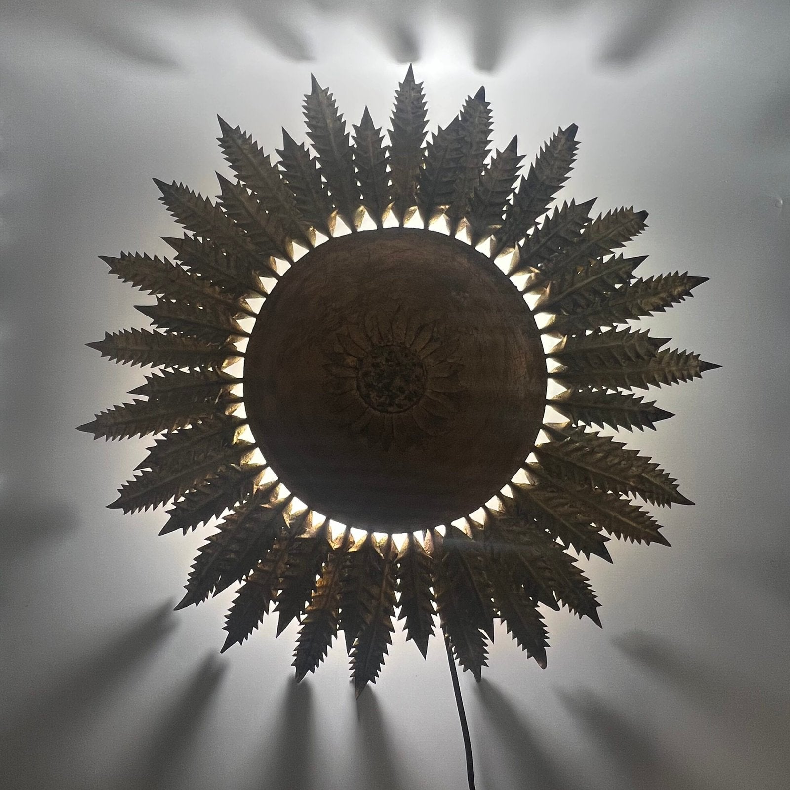 GRANDE APPLIQUE MURALE « SOL » FER FORGÉ DORÉ – SPAIN, 1950s