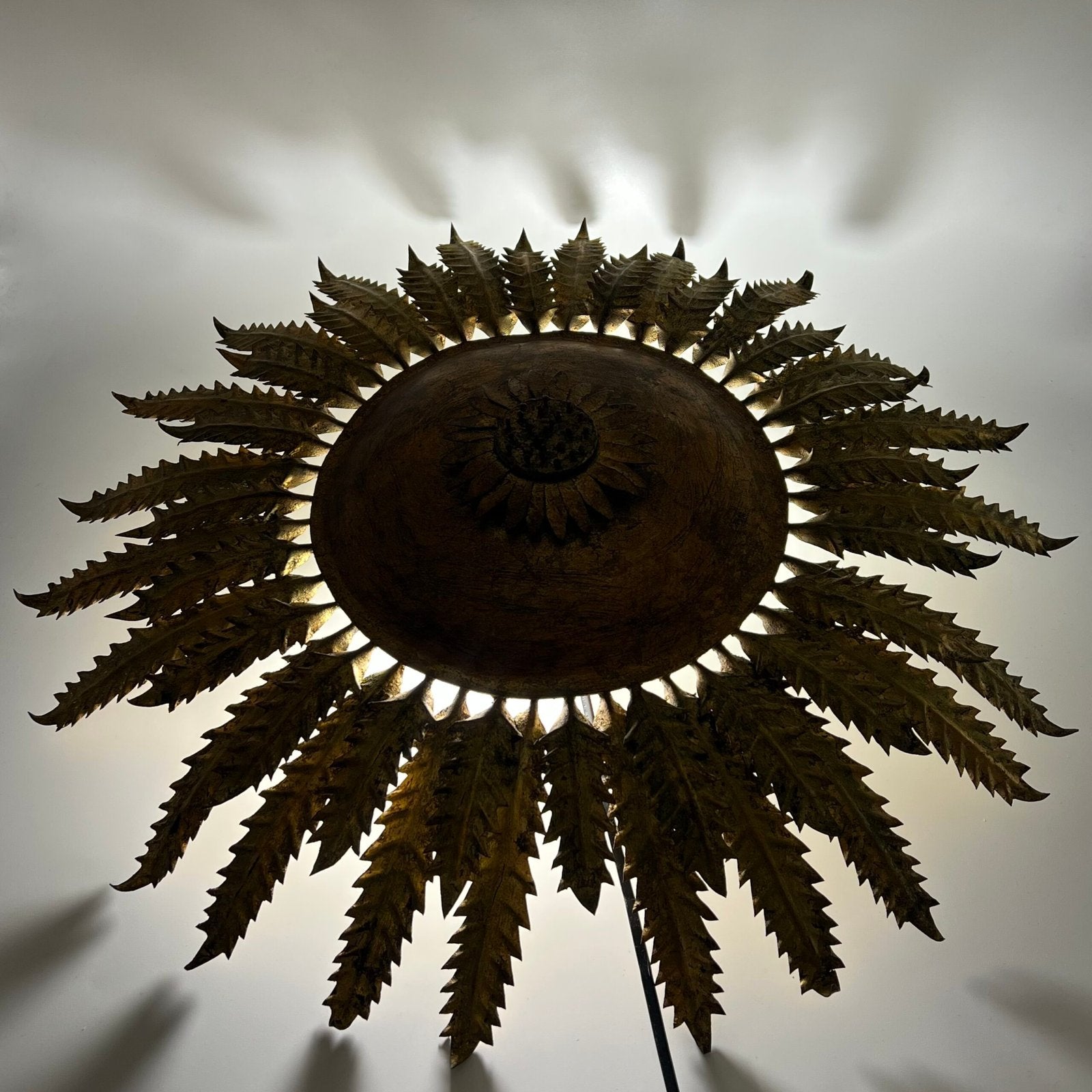 GRANDE APPLIQUE MURALE « SOL » FER FORGÉ DORÉ – SPAIN, 1950s
