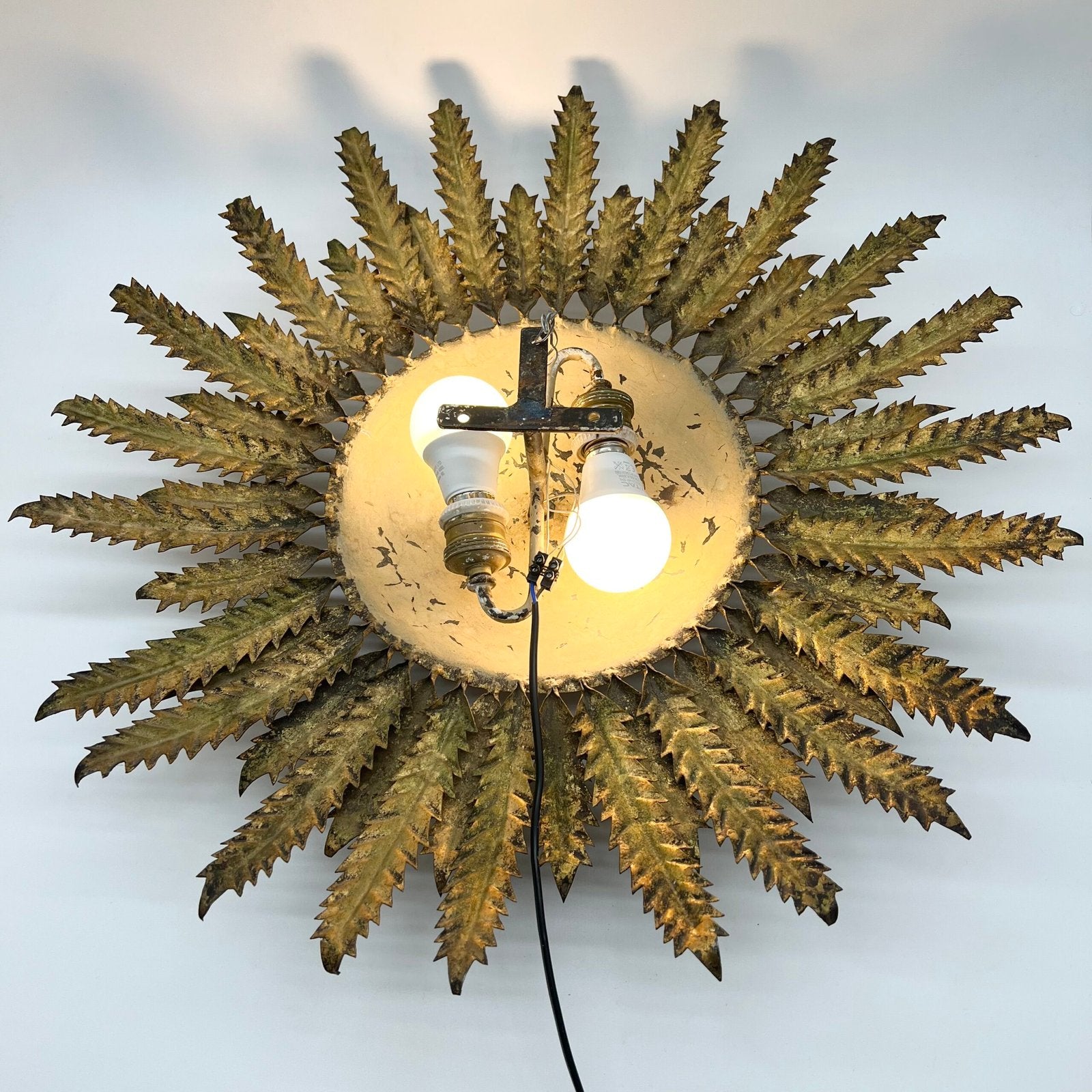 GRANDE APPLIQUE MURALE « SOL » FER FORGÉ DORÉ – SPAIN, 1950s