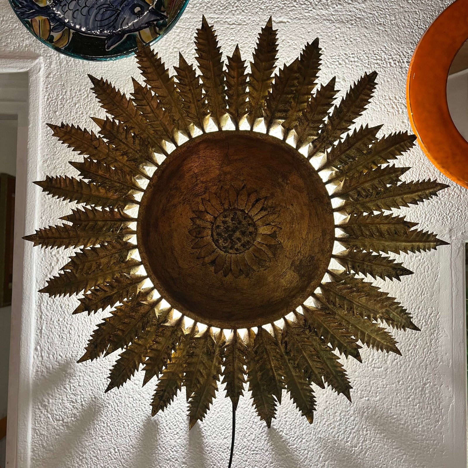 GRANDE APPLIQUE MURALE « SOL » FER FORGÉ DORÉ – SPAIN, 1950s