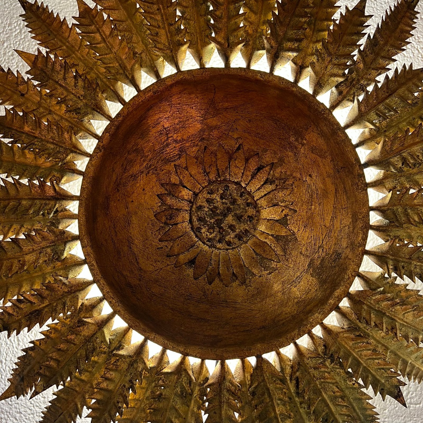 GRANDE APPLIQUE MURALE « SOL » FER FORGÉ DORÉ – SPAIN, 1950s