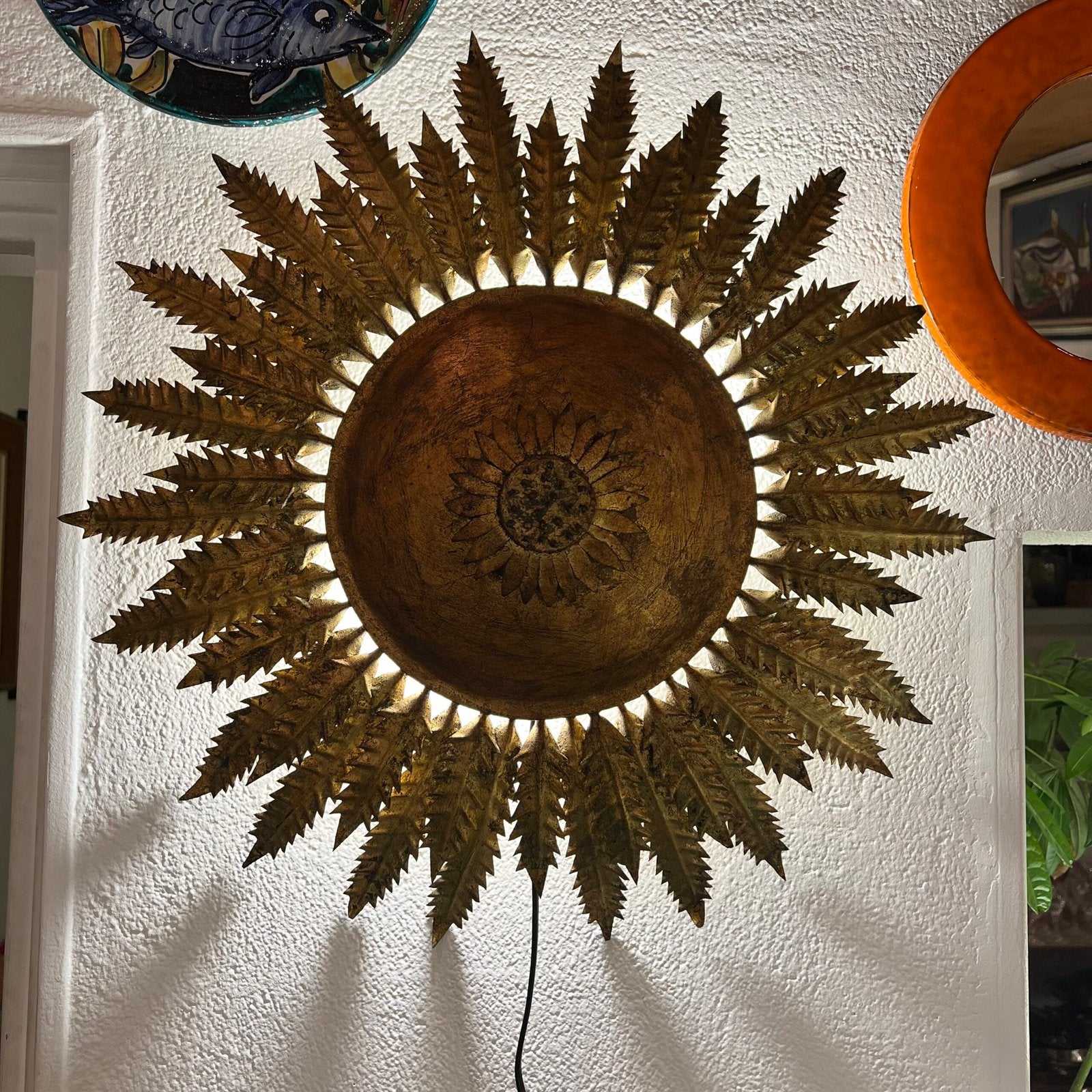 GRANDE APPLIQUE MURALE « SOL » FER FORGÉ DORÉ – SPAIN, 1950s