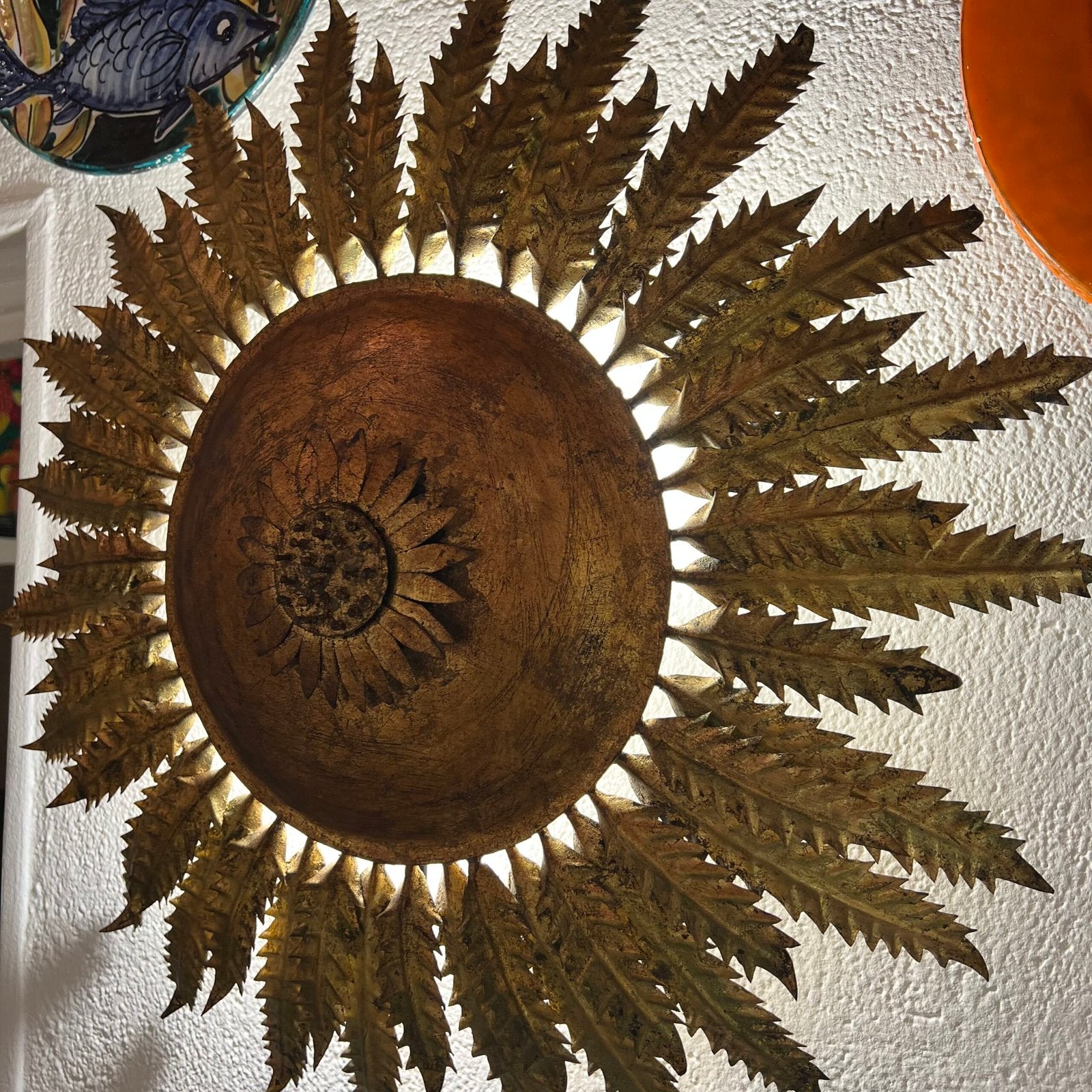 GRANDE APPLIQUE MURALE « SOL » FER FORGÉ DORÉ – SPAIN, 1950s