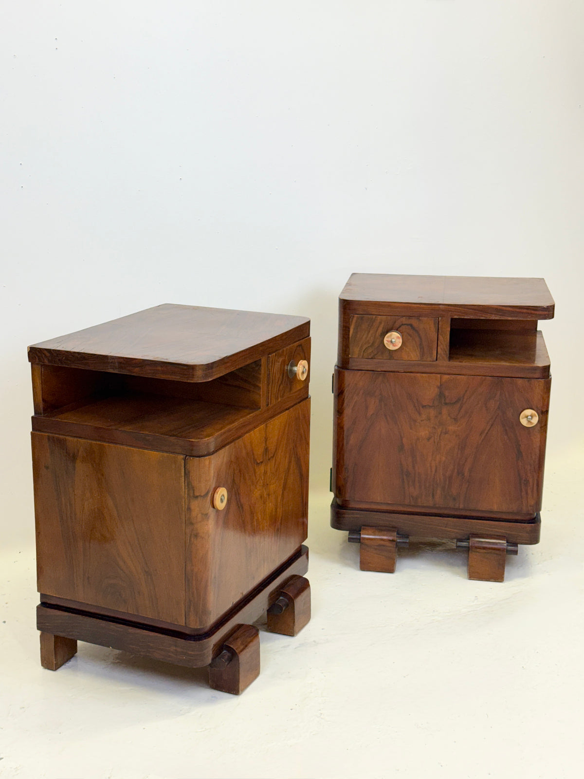 Paire de tables de chevet Art déco en noyer — Italie, 1930-1940
