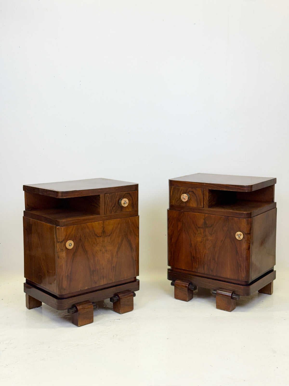 Paire de tables de chevet Art déco en noyer — Italie, 1930-1940