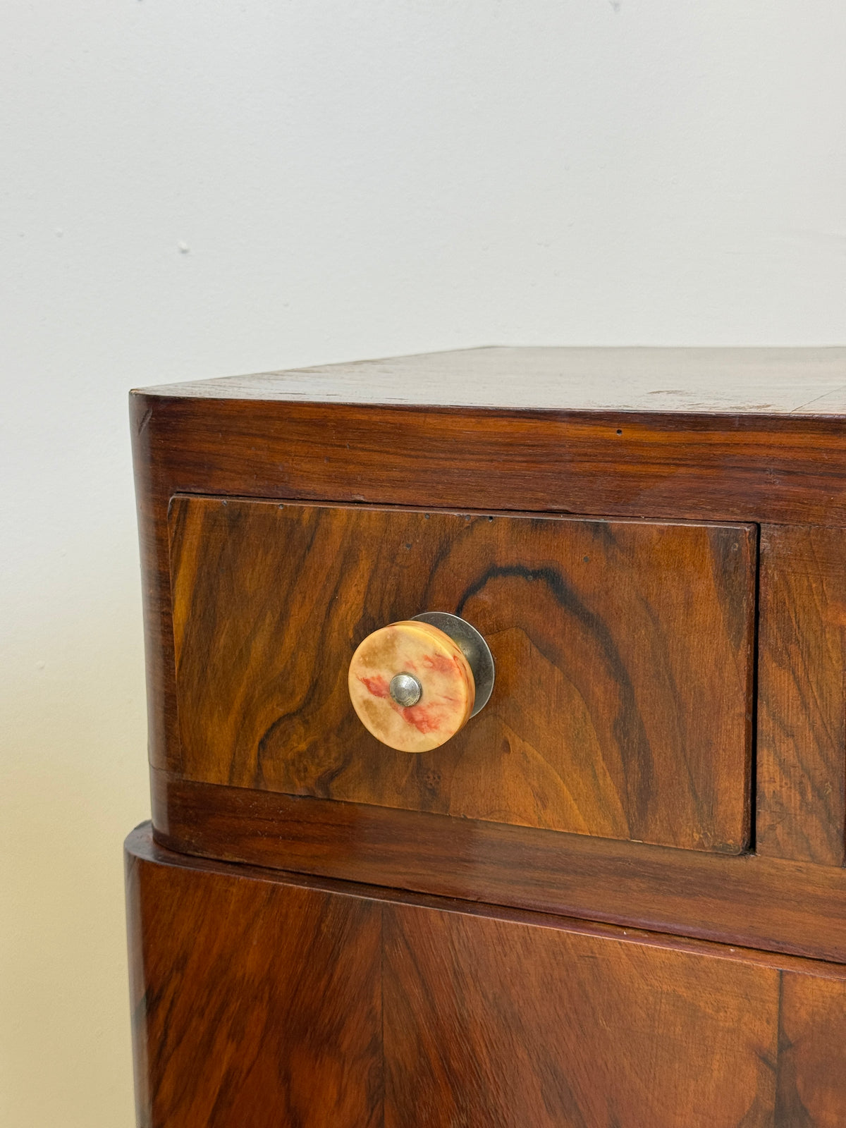 Paire de tables de chevet Art déco en noyer — Italie, 1930-1940