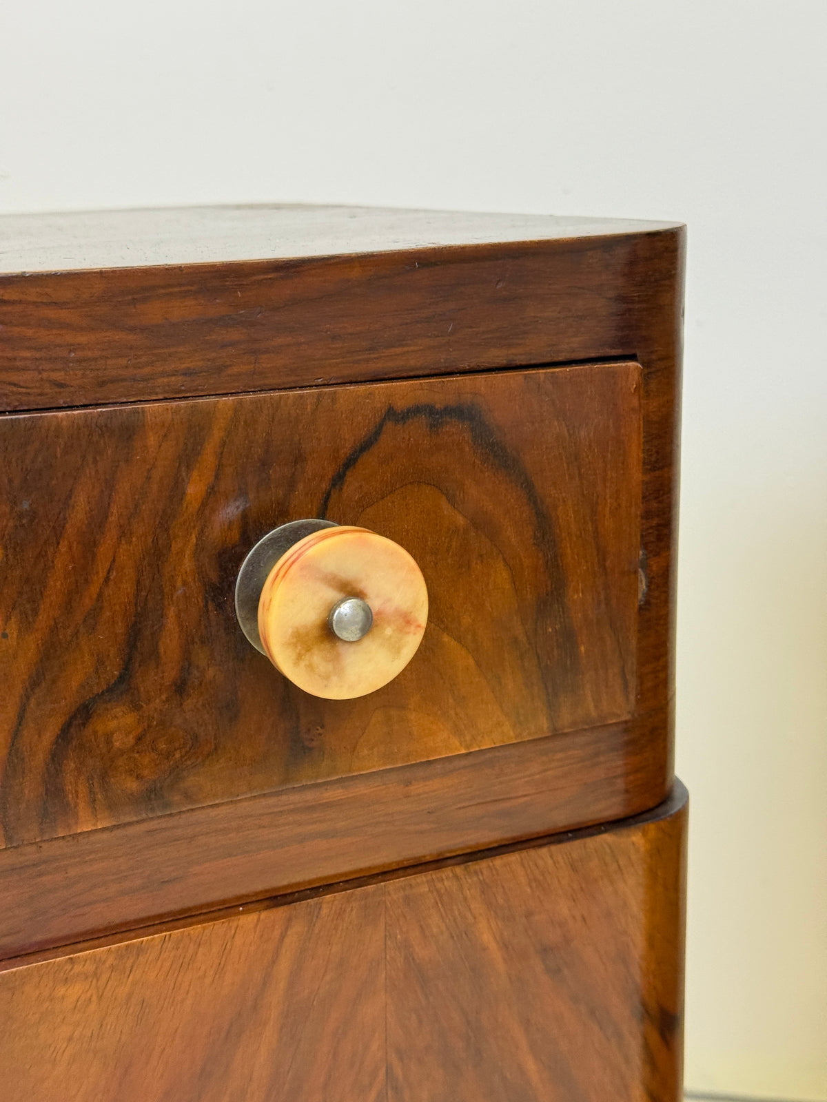 Paire de tables de chevet Art déco en noyer — Italie, 1930-1940