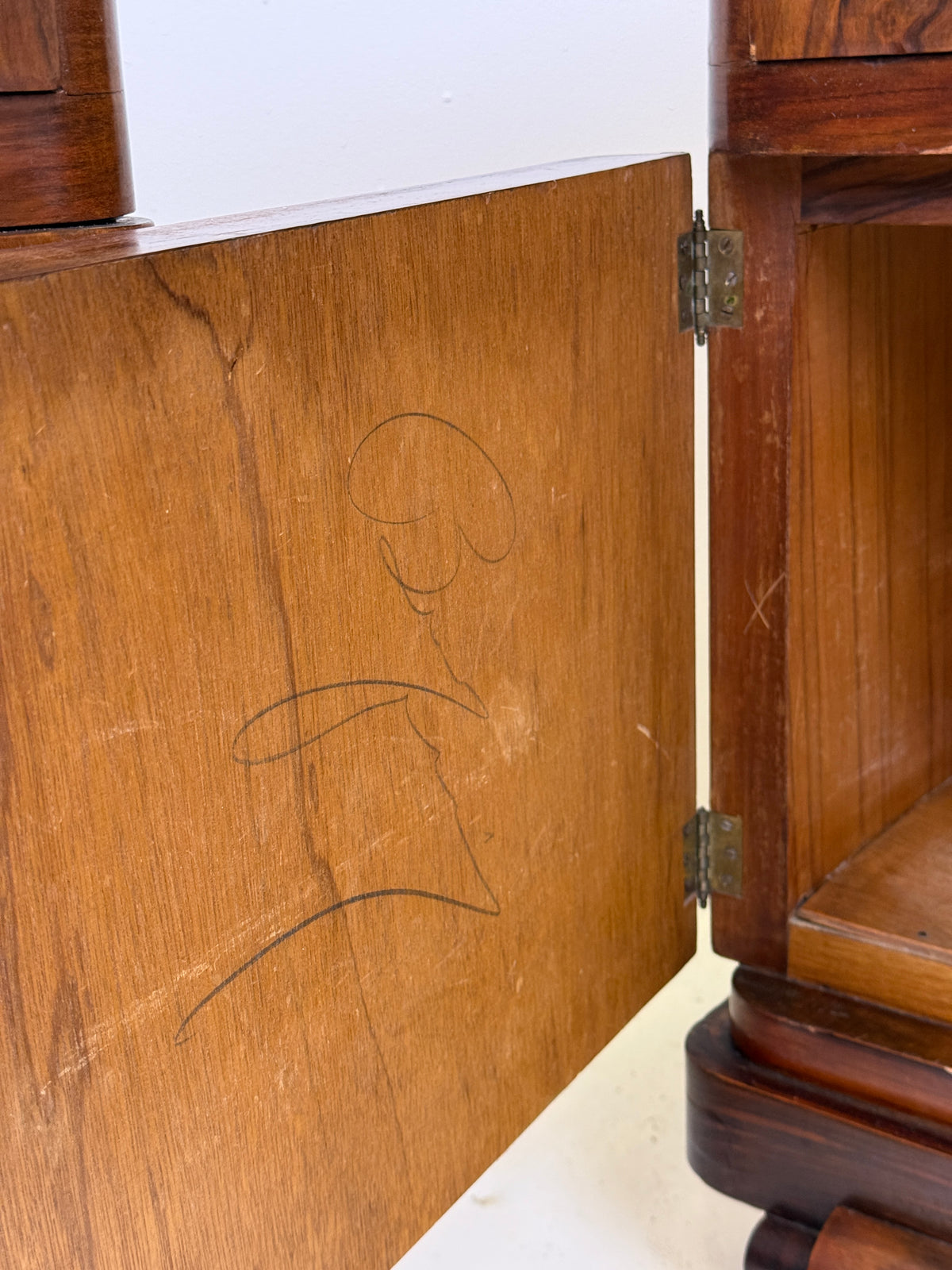 Paire de tables de chevet Art déco en noyer — Italie, 1930-1940