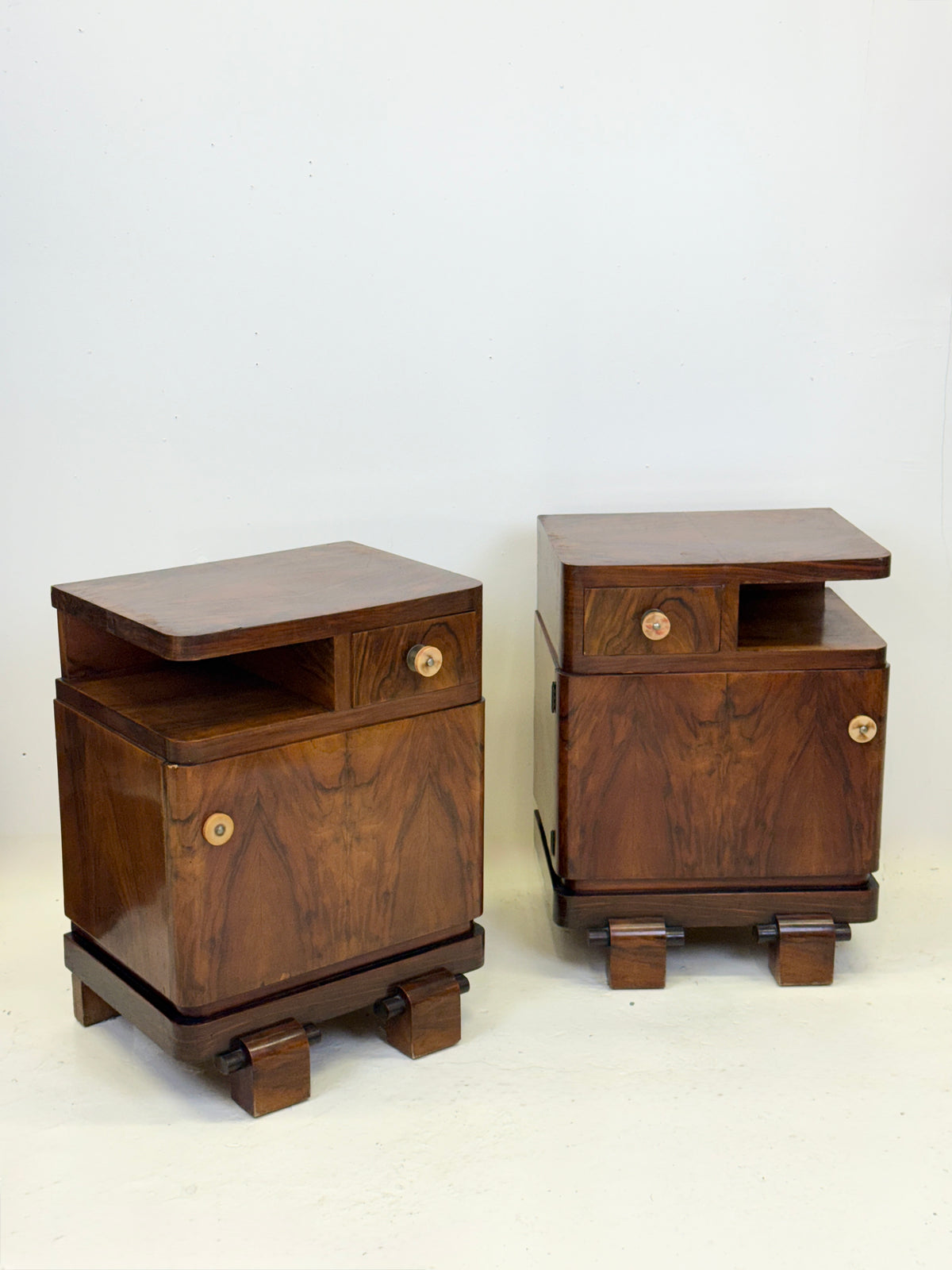 Paire de tables de chevet Art déco en noyer — Italie, 1930-1940