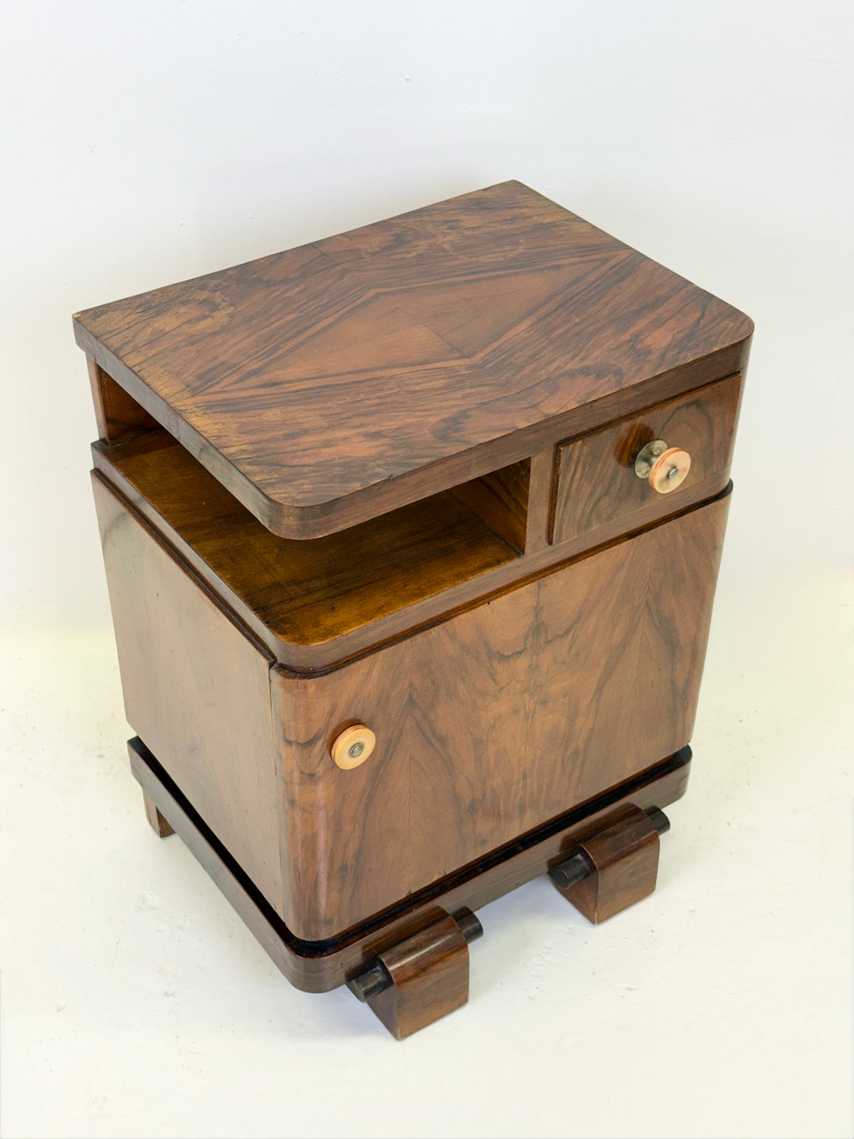 Paire de tables de chevet Art déco en noyer — Italie, 1930-1940