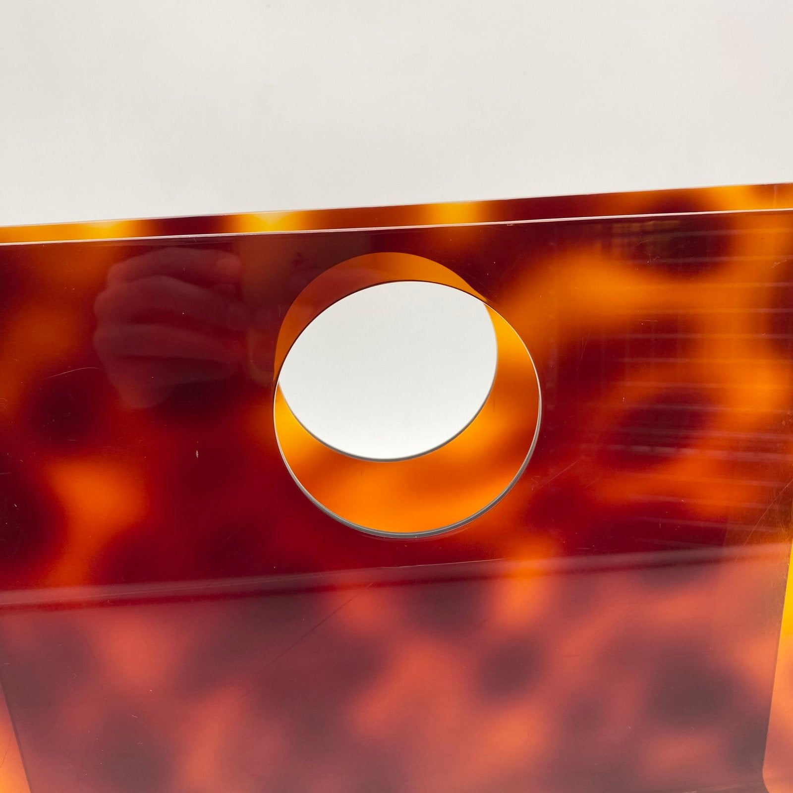 PORTE-REVUES EN LUCITE "ÉCAILLE", 1970s