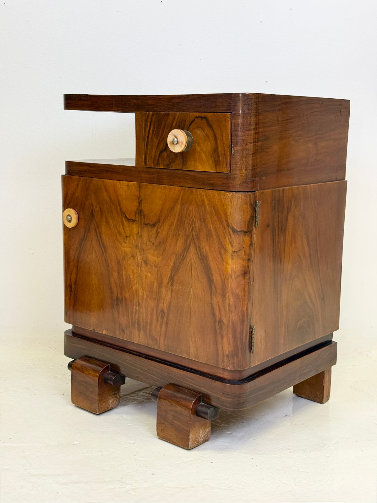 Paire de tables de chevet Art déco en noyer — Italie, 1930-1940