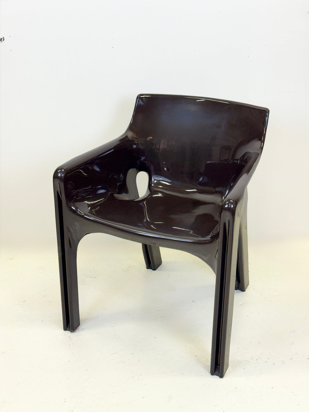 Fauteuil "Gaudì" Chocolat – Magistretti pour Artemide, Italie, 1970