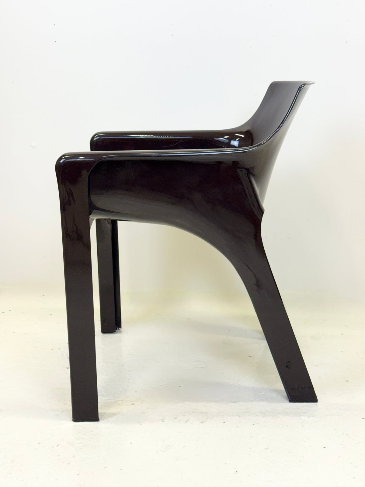 Fauteuil "Gaudì" Chocolat – Magistretti pour Artemide, Italie, 1970