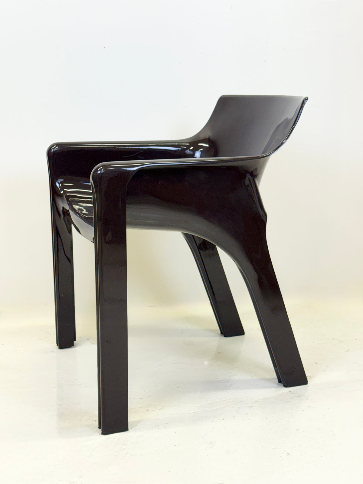 Fauteuil "Gaudì" Chocolat – Magistretti pour Artemide, Italie, 1970