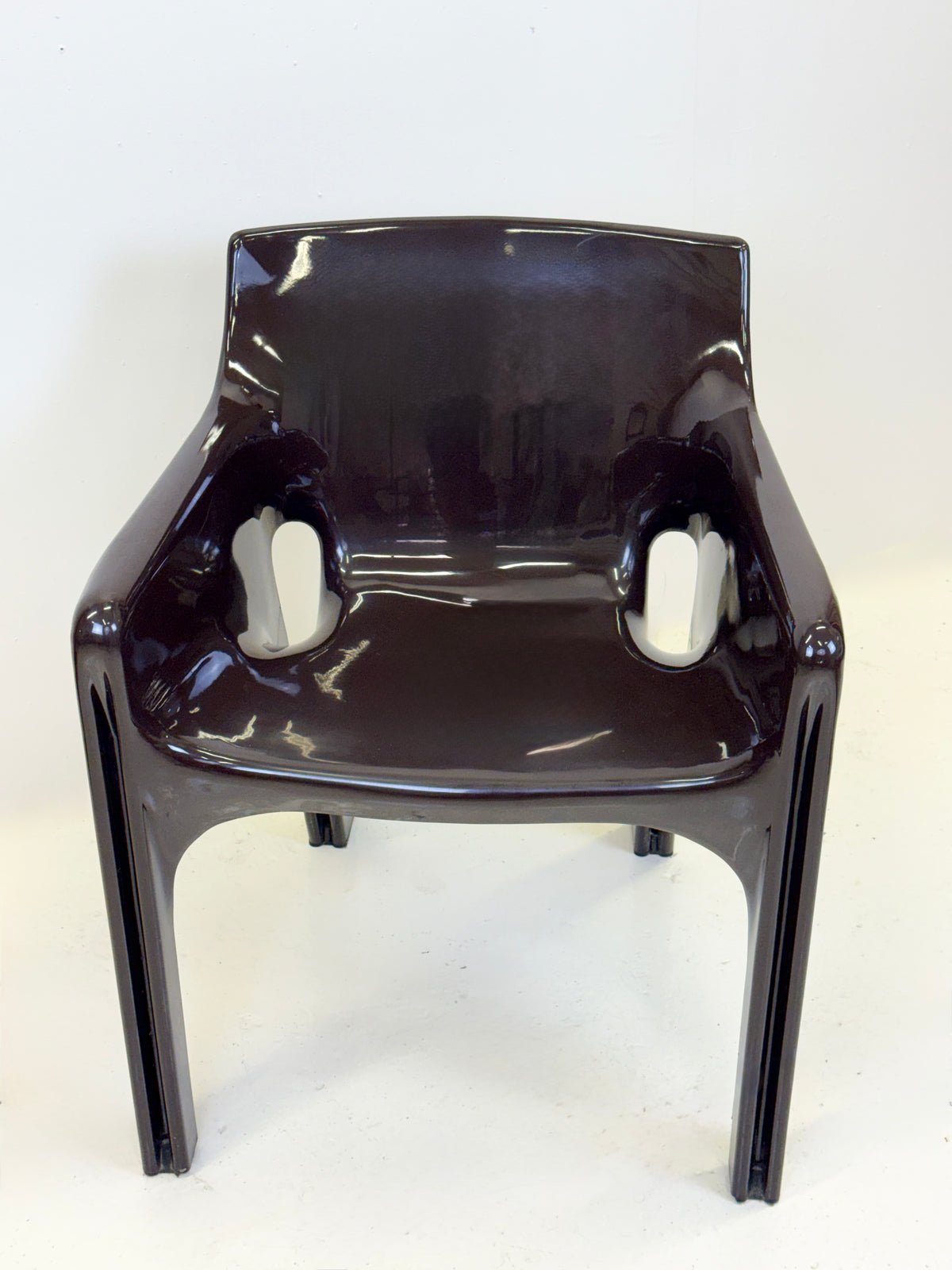 Fauteuil "Gaudì" Chocolat – Magistretti pour Artemide, Italie, 1970