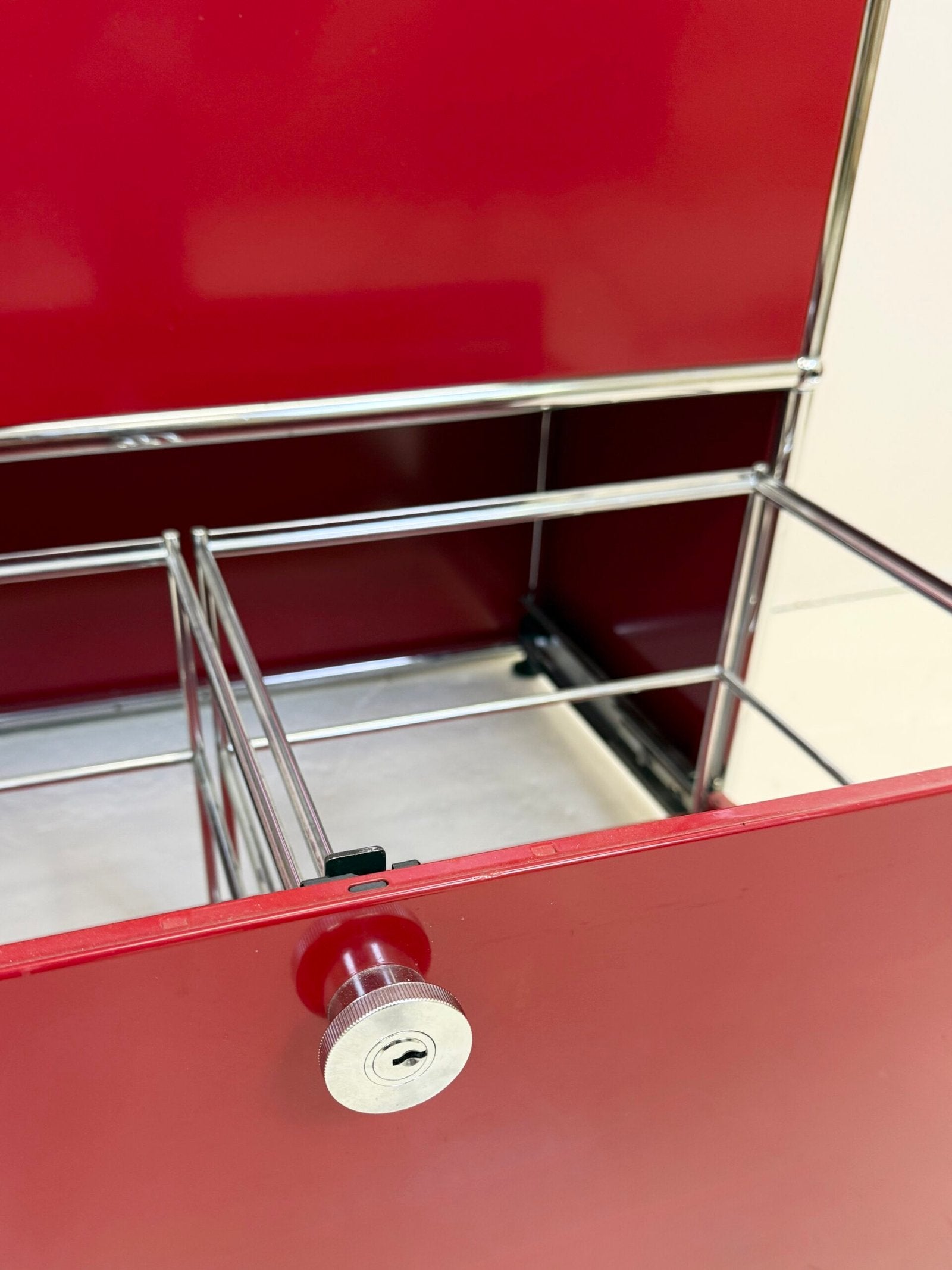 USM HALLER "ROUGE RUBIS" – GRAND MEUBLE DE RANGEMENT (ETAT NEUF)