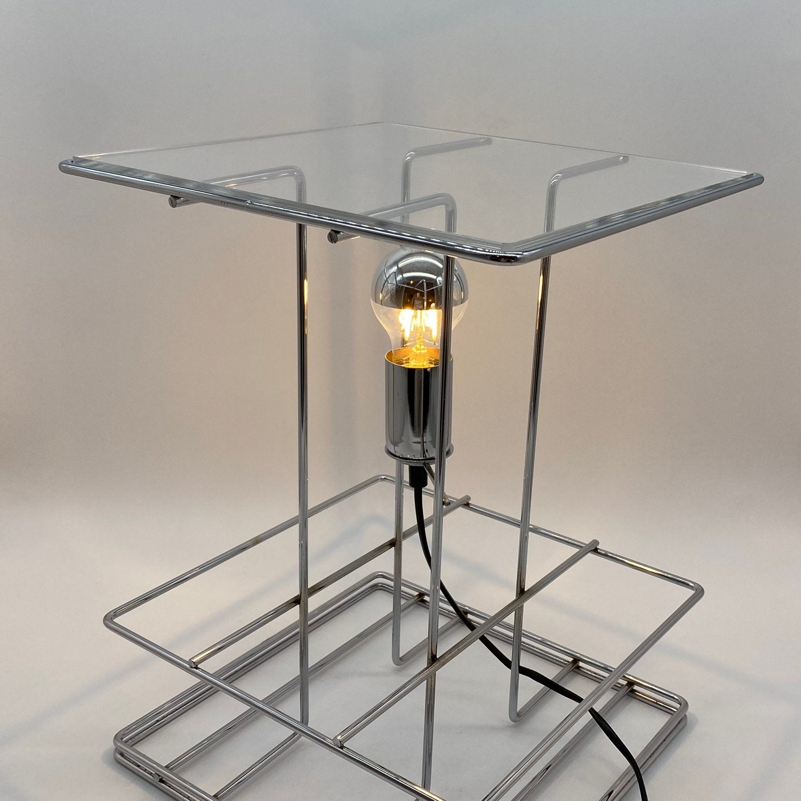 GRANDE LAMPE GÉOMÉTRIQUE EN CHROME ET PLEXIGLAS, 1970s