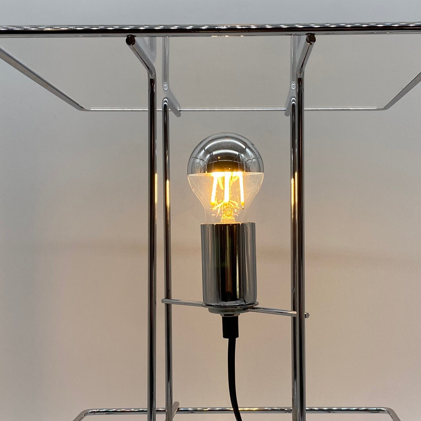 GRANDE LAMPE GÉOMÉTRIQUE EN CHROME ET PLEXIGLAS, 1970s