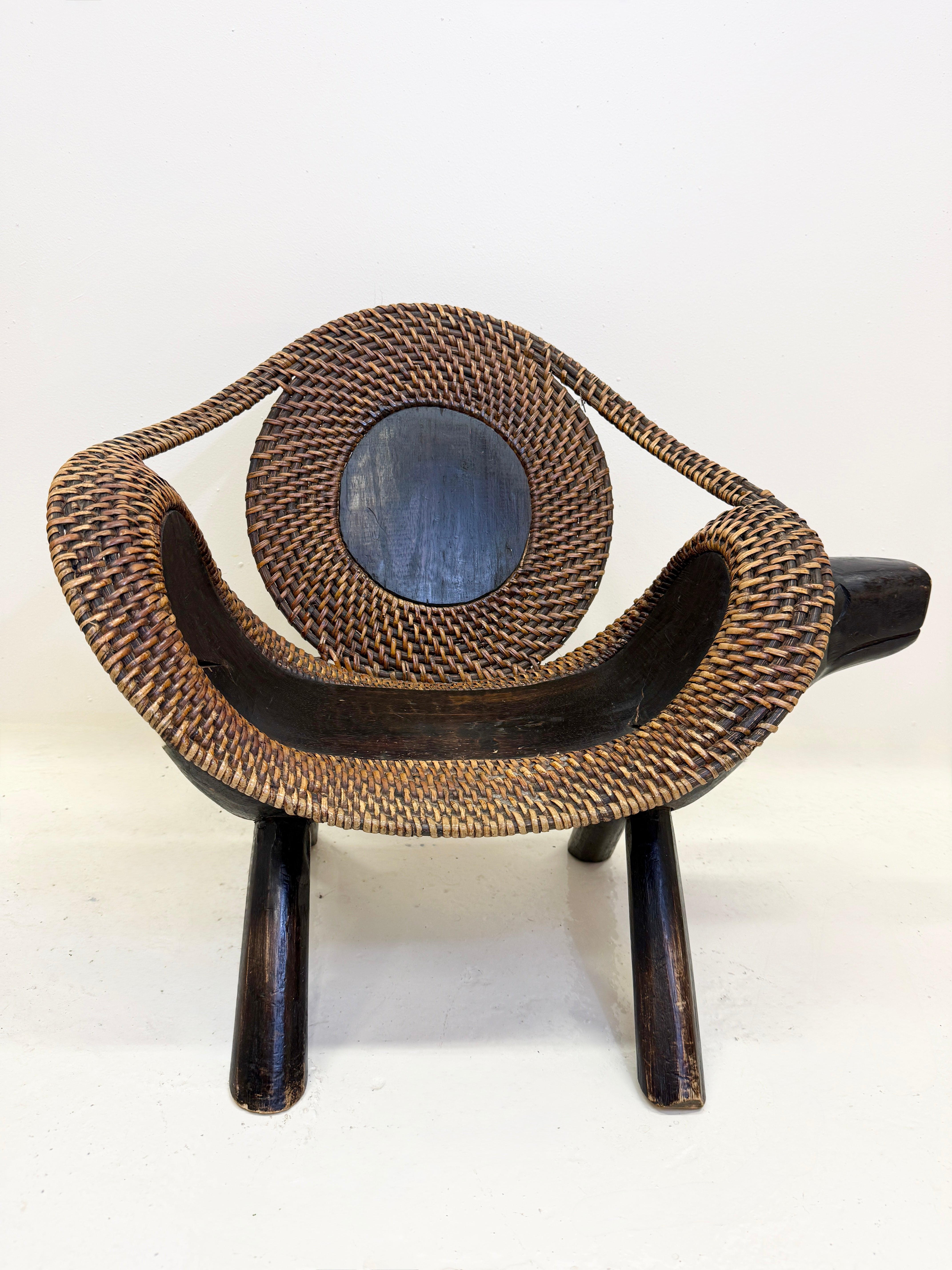 CHAISE ZOOMORPHE « CHIEN » EN BOIS ET ROTIN TRESSÉ, 1960s