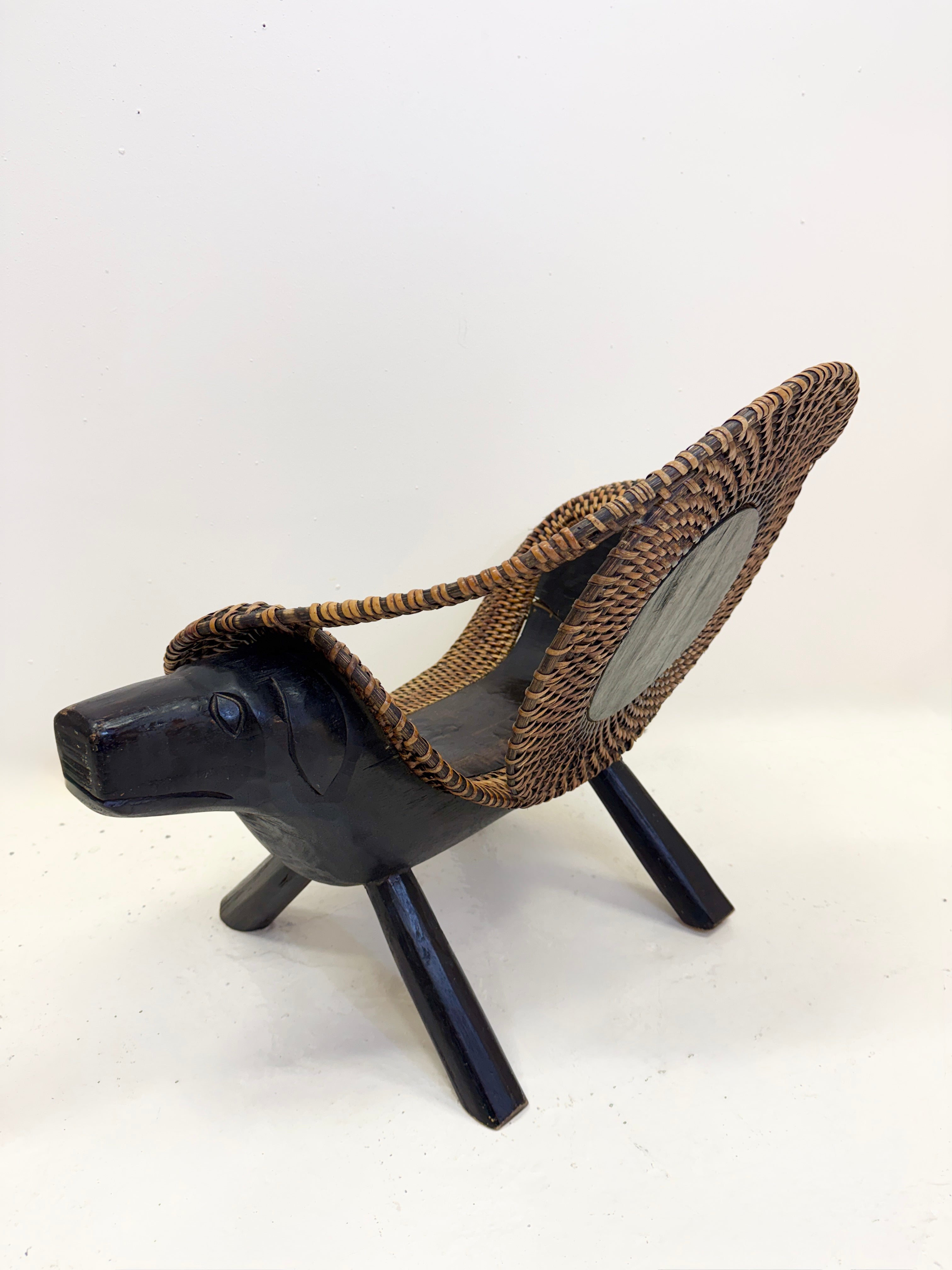 CHAISE ZOOMORPHE « CHIEN » EN BOIS ET ROTIN TRESSÉ, 1960s