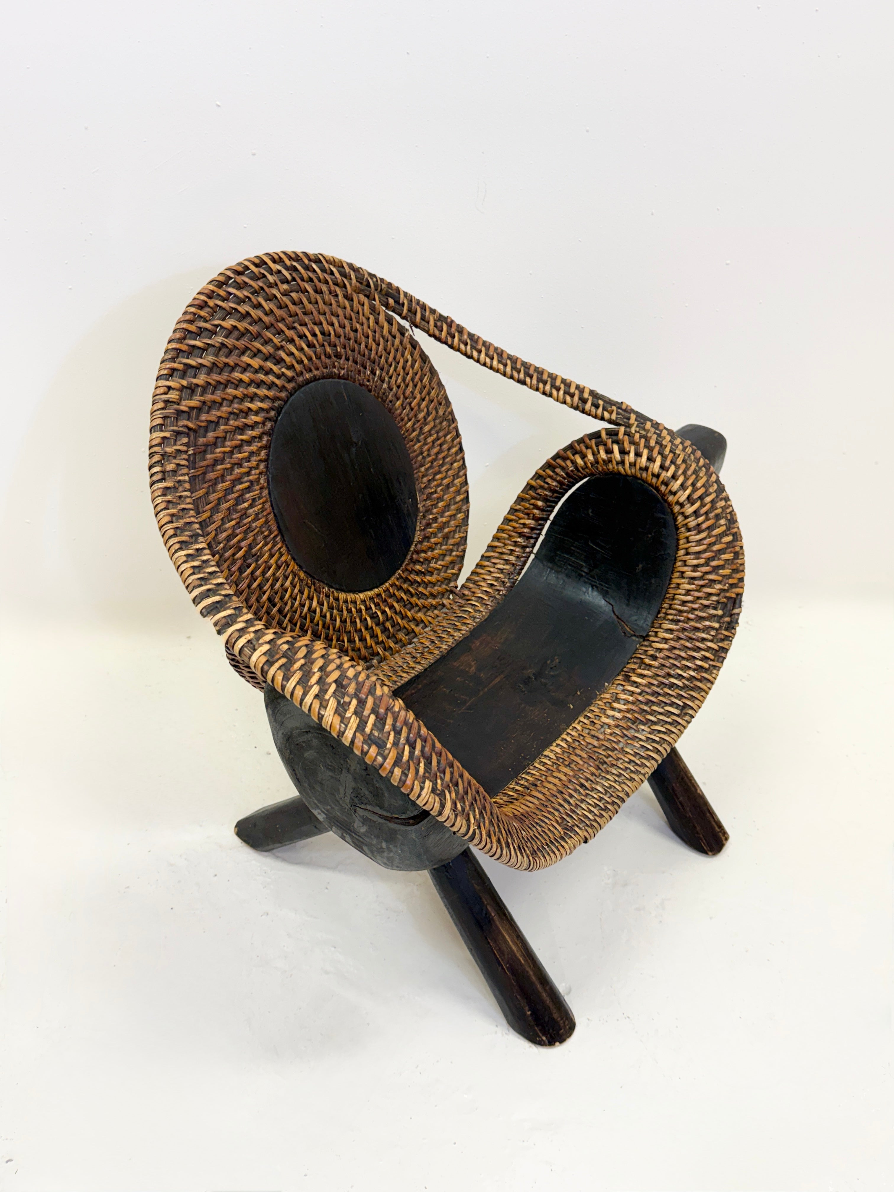 CHAISE ZOOMORPHE « CHIEN » EN BOIS ET ROTIN TRESSÉ, 1960s