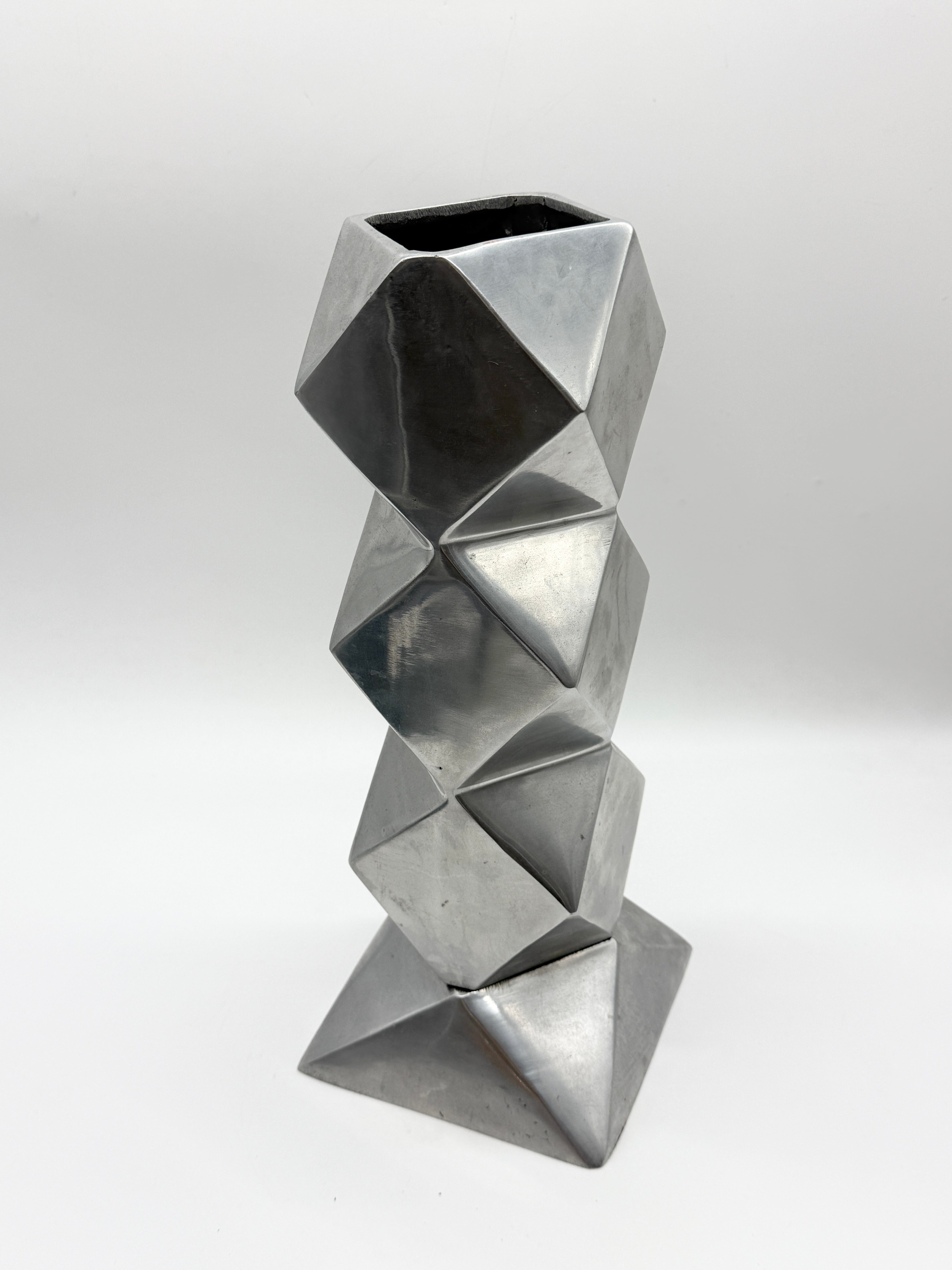 GRAND VASE SCULPTURAL EN FONTE D’ALUMINIUM, 1970s